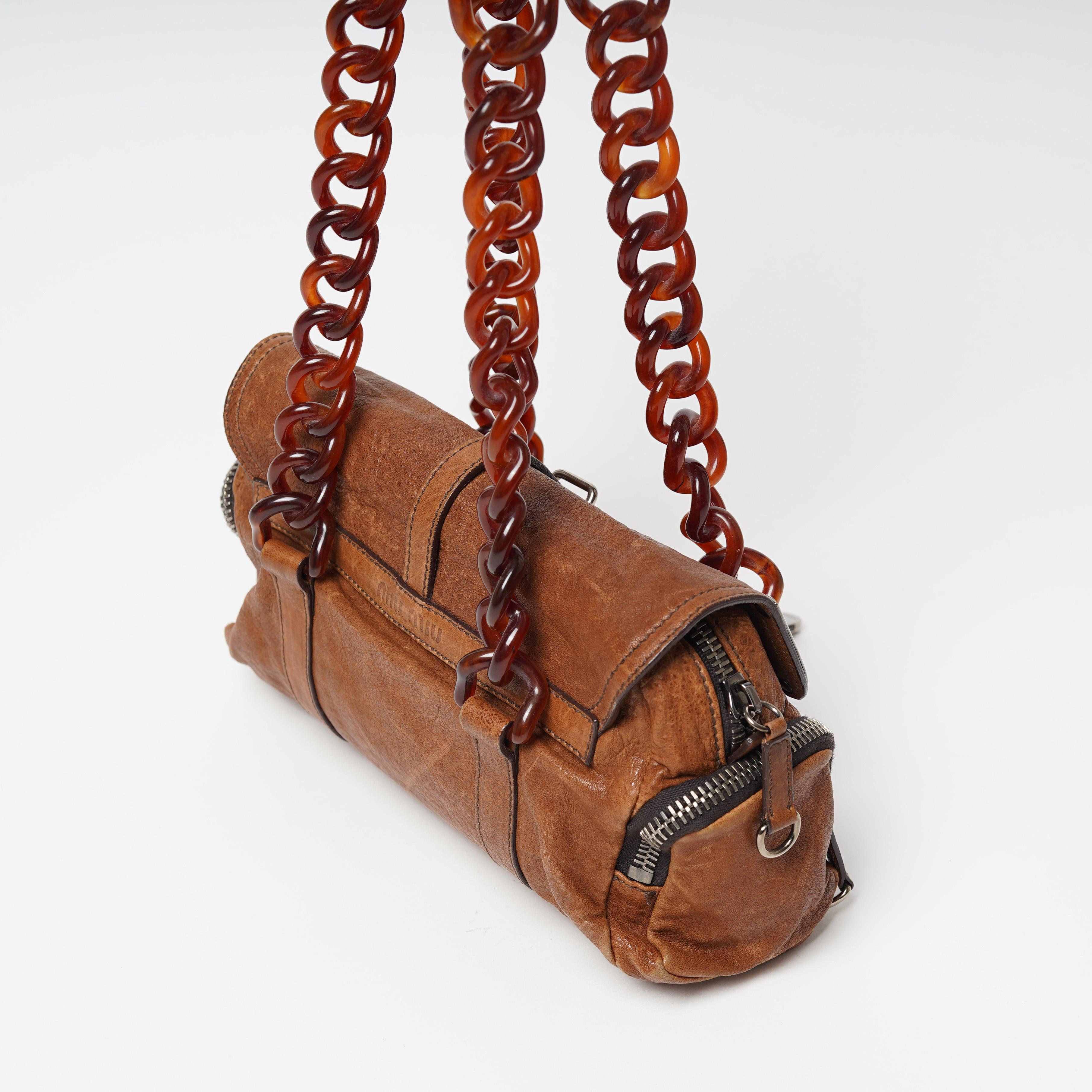 A/I 2004: borsa in pelle cognac con ornamenti metallici e manico in celluloide in vendita 1