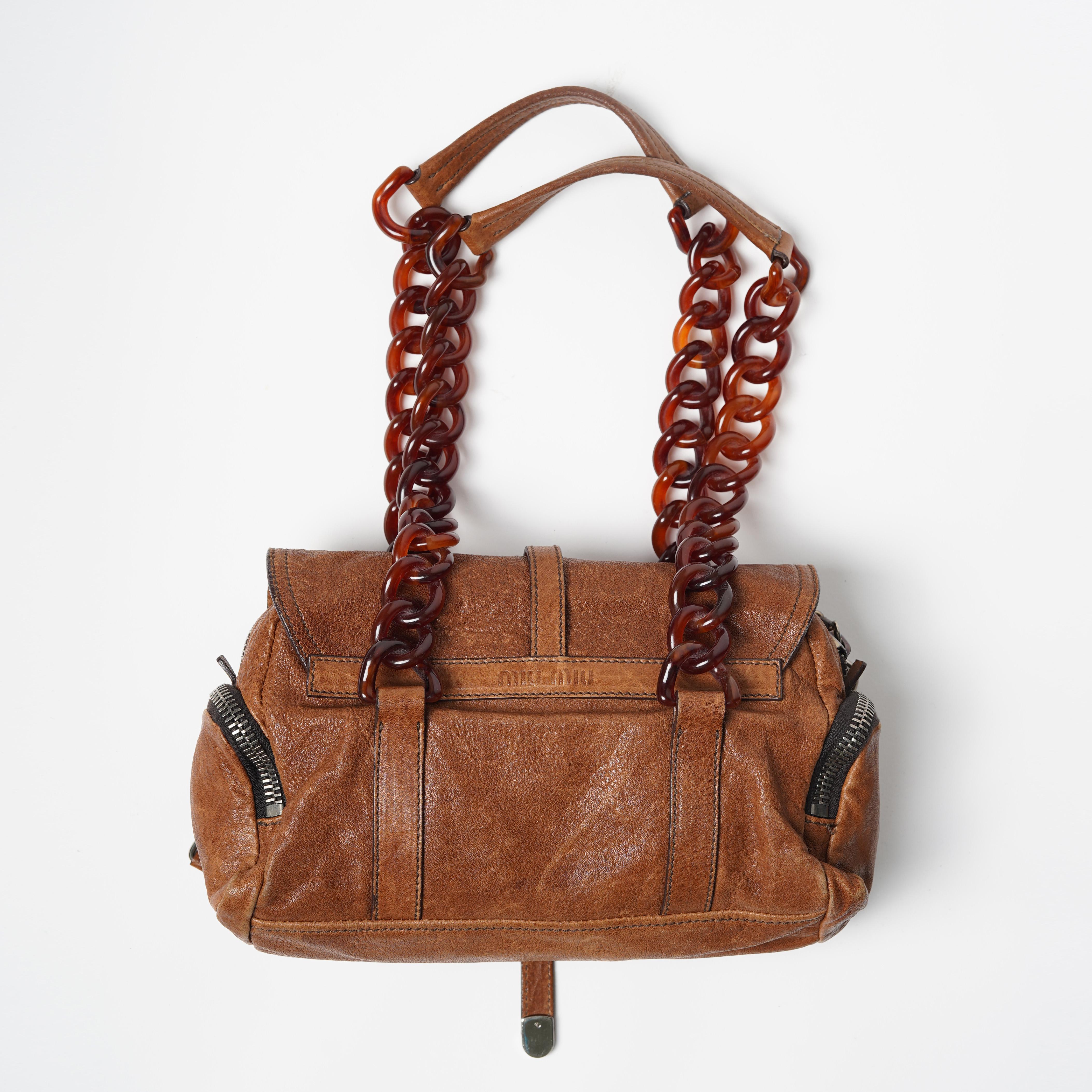 A/I 2004: borsa in pelle cognac con ornamenti metallici e manico in celluloide in vendita 2
