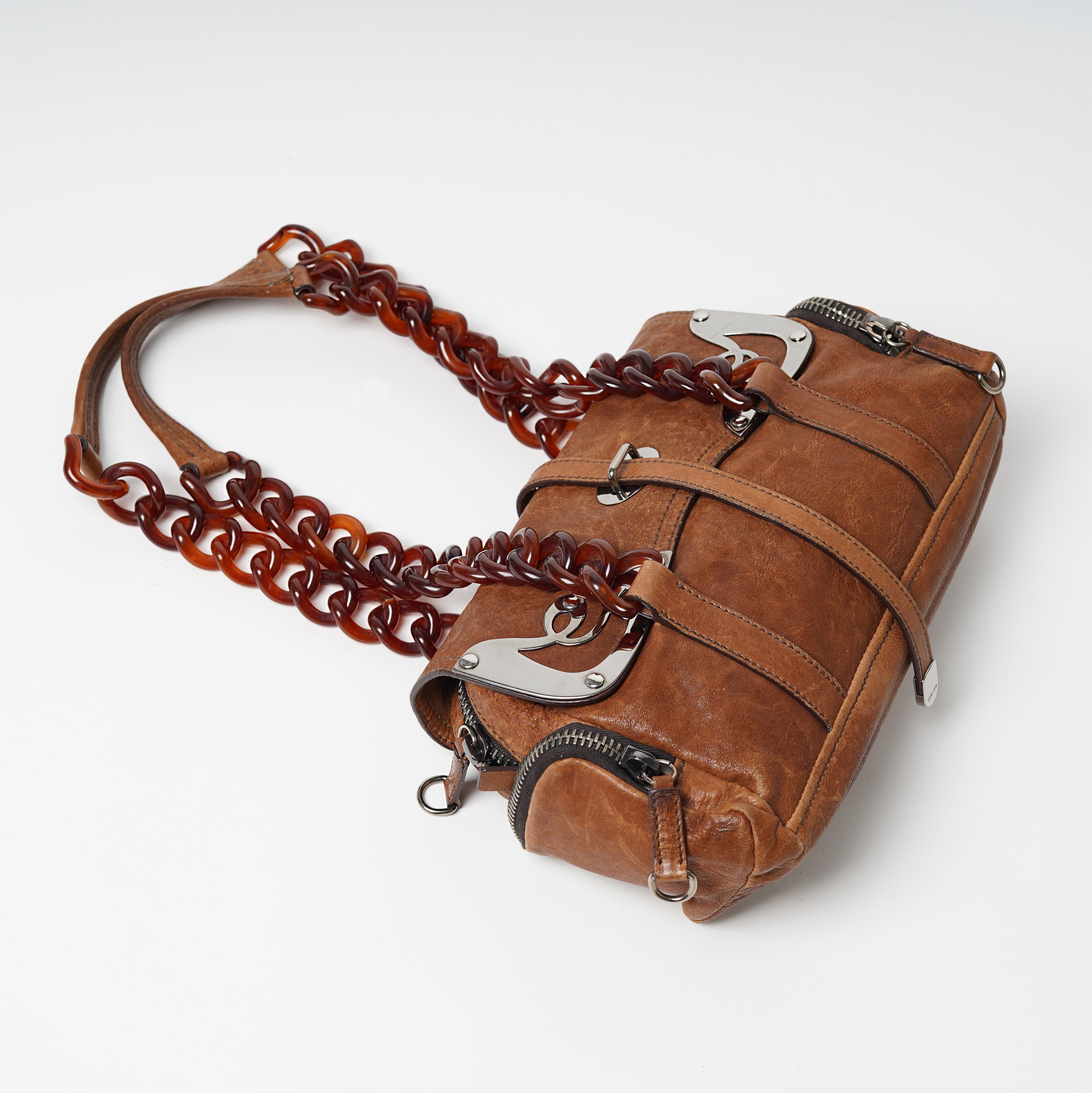 A/I 2004: borsa in pelle cognac con ornamenti metallici e manico in celluloide in vendita 3