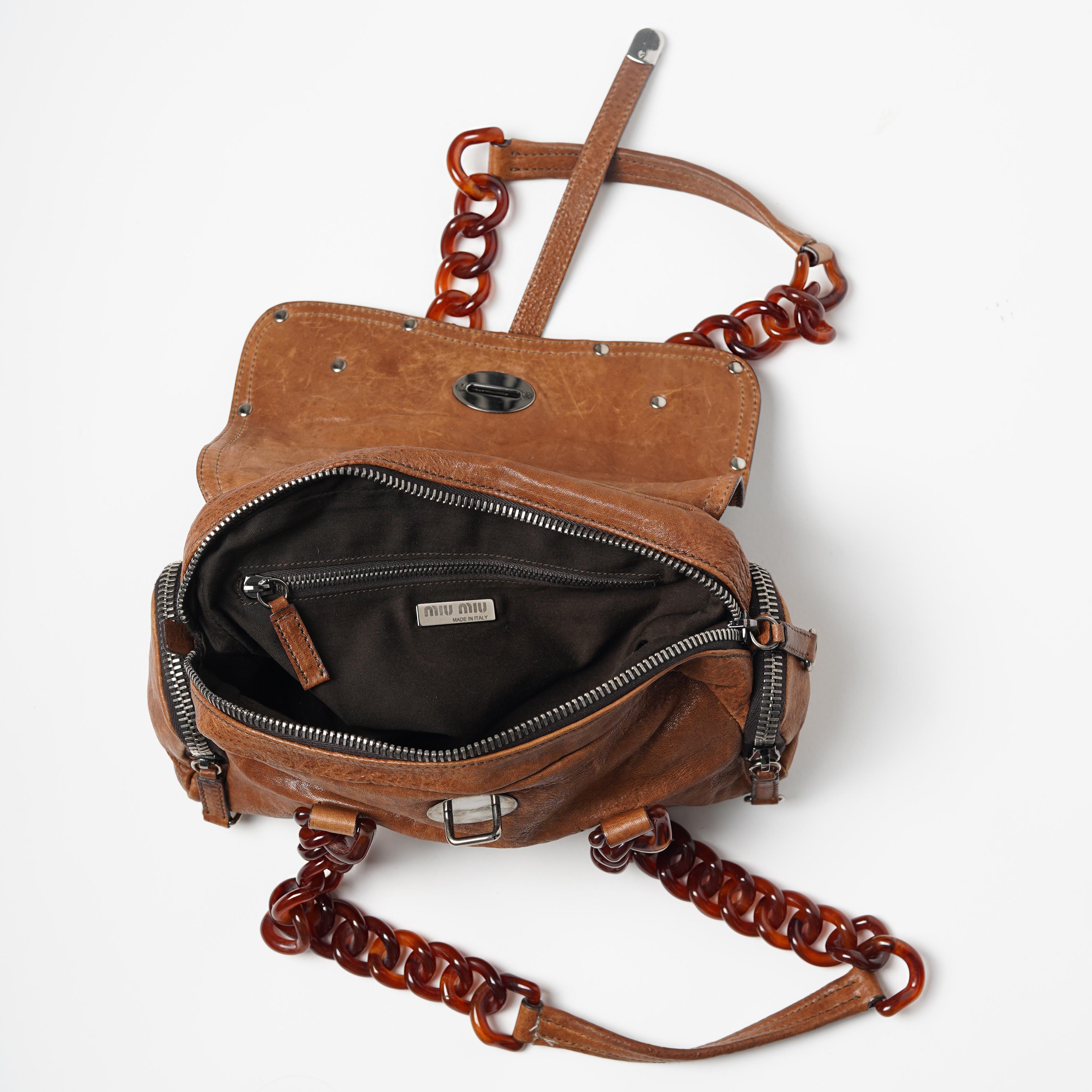 A/I 2004: borsa in pelle cognac con ornamenti metallici e manico in celluloide in vendita 4