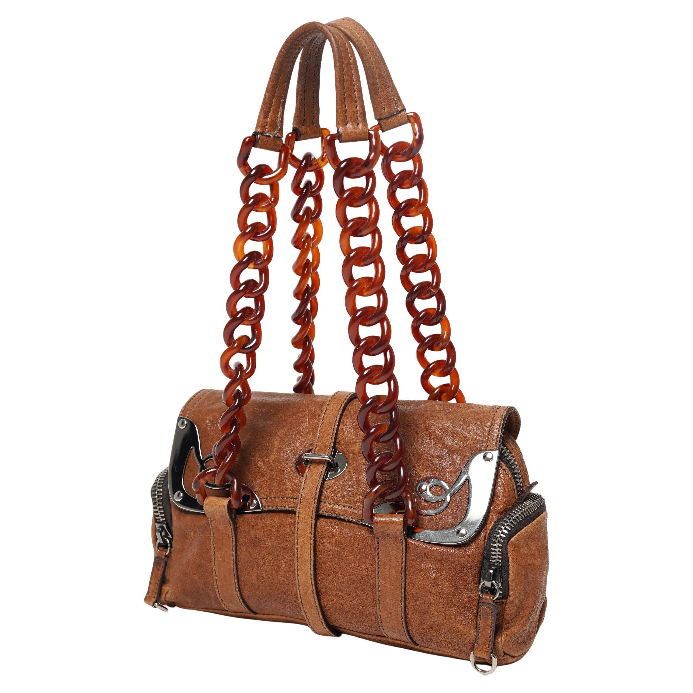 A/I 2004: borsa in pelle cognac con ornamenti metallici e manico in celluloide in vendita