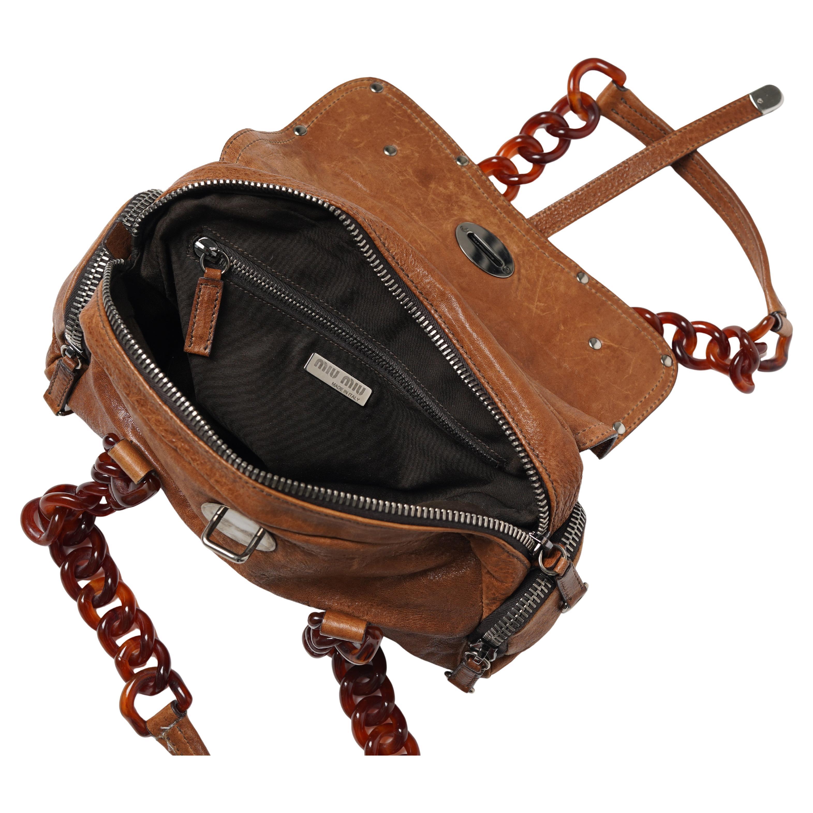 F/W 2004 Miu Miu Runway Bolso de piel coñac con asas de cadena de celuloide en venta 5