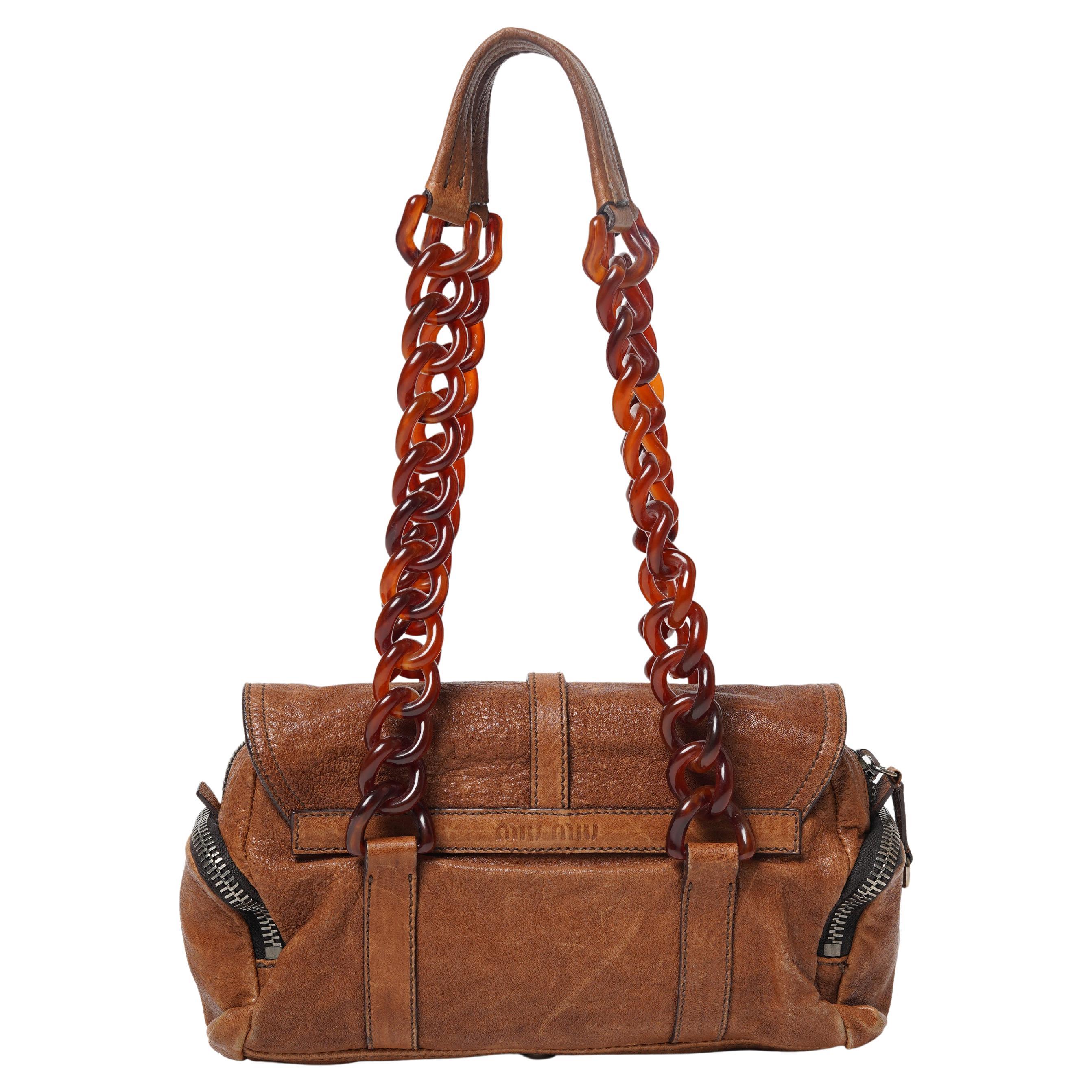 F/W 2004 Miu Miu Runway Bolso de piel coñac con asas de cadena de celuloide en venta 6