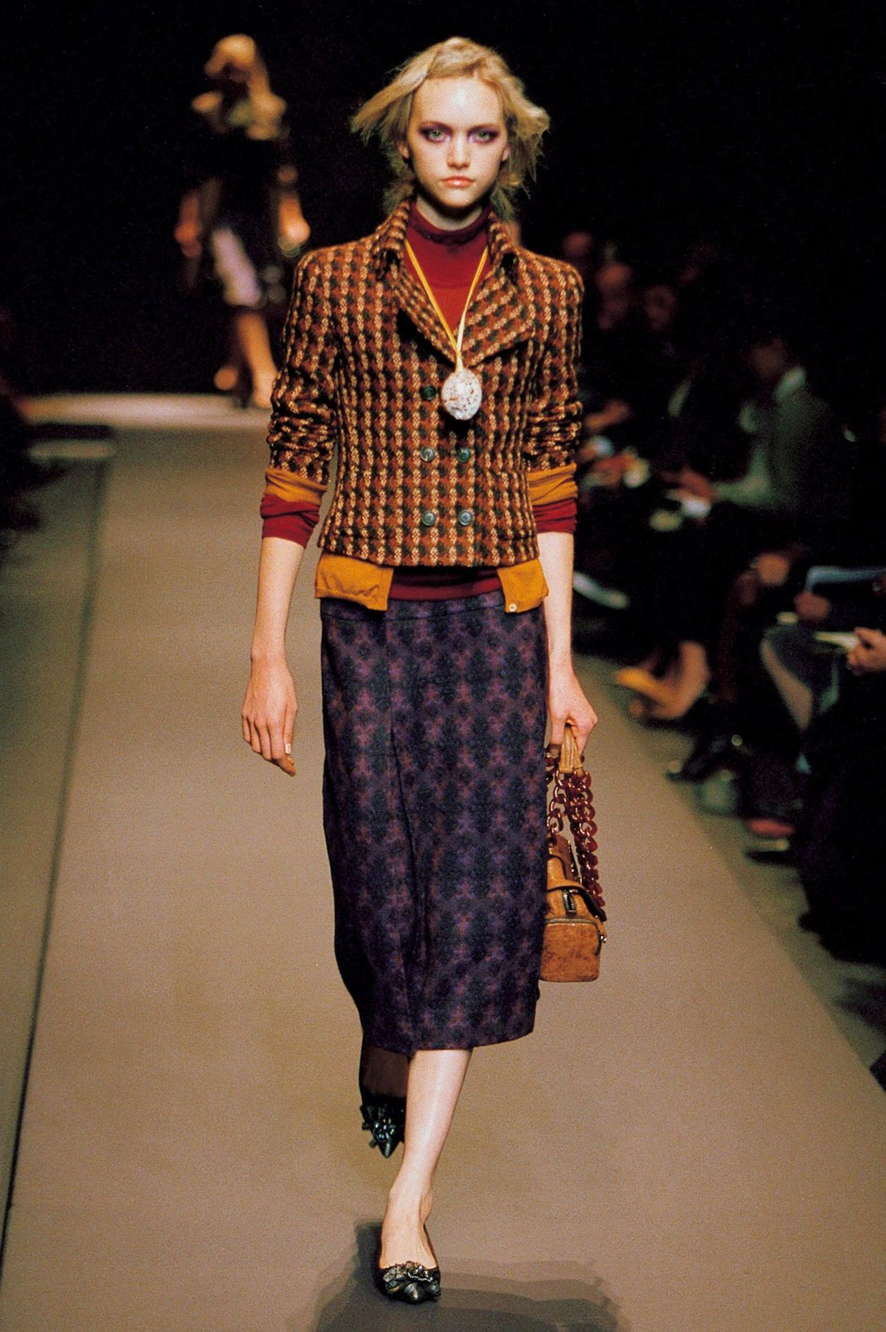 F/W 2004 Miu Miu Runway Bolso de piel coñac con asas de cadena de celuloide en venta 7