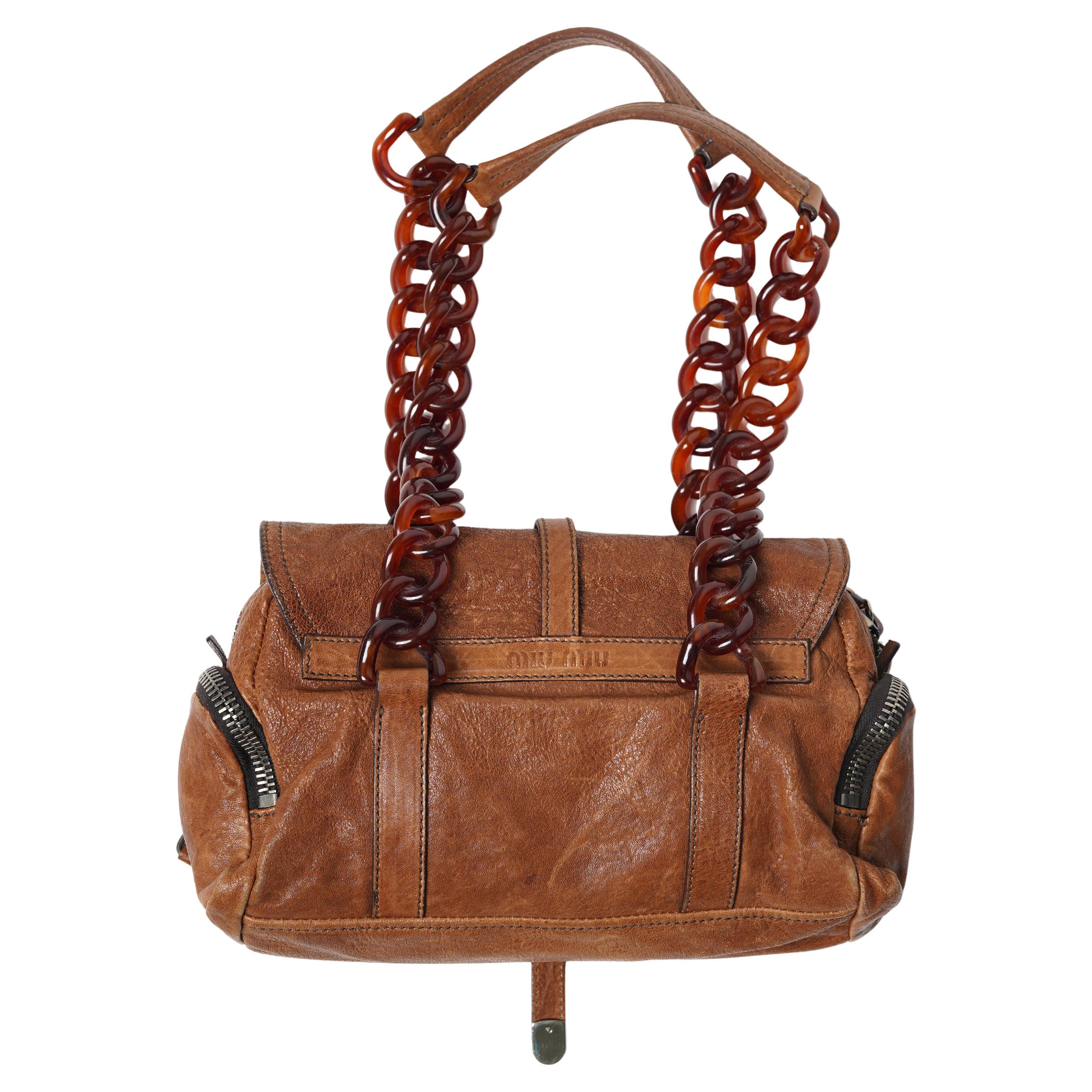 F/W 2004 Miu Miu Runway Bolso de piel coñac con asas de cadena de celuloide en venta 1