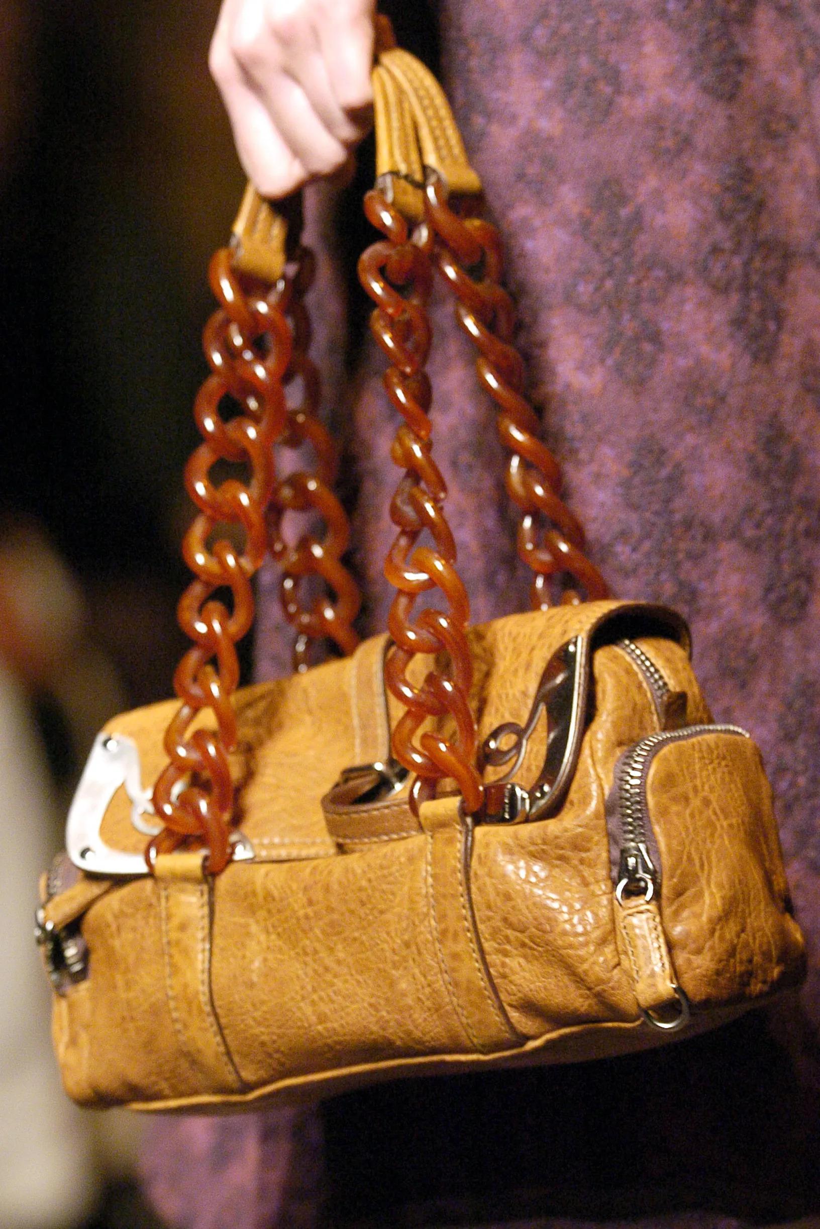 F/W 2004 Miu Miu Runway Bolso de piel coñac con asas de cadena de celuloide en venta 3