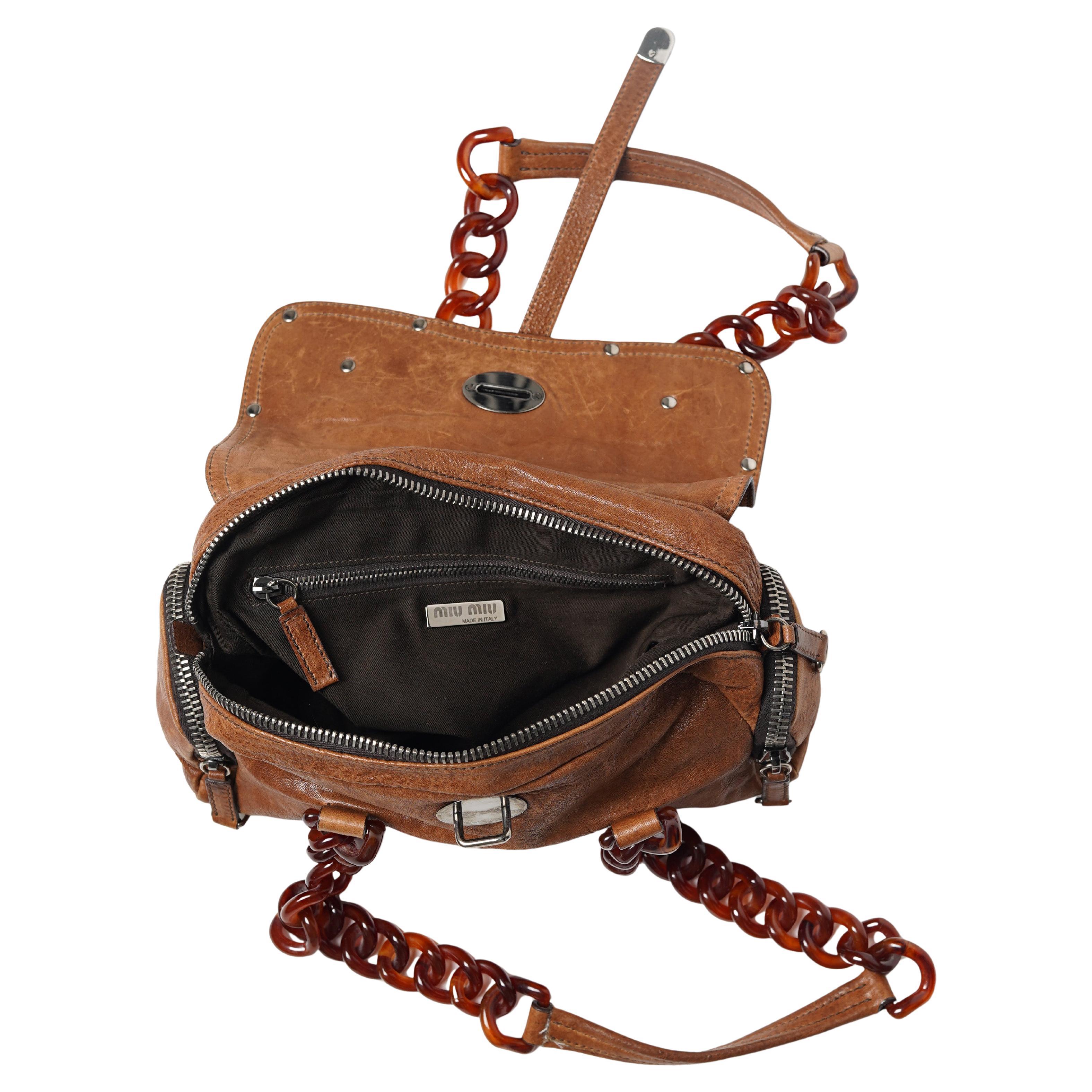 F/W 2004 Miu Miu Runway Bolso de piel coñac con asas de cadena de celuloide en venta 4