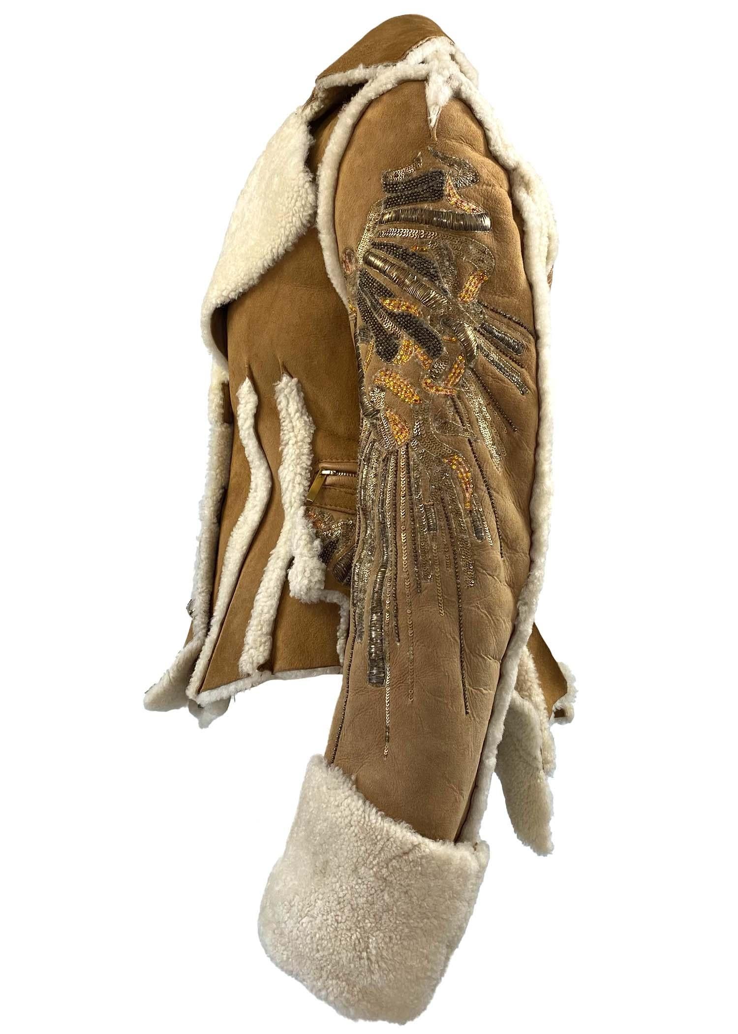 Collectional présente une veste en cuir de licorne de Roberto Cavalli d'une complexité stupéfiante, conçue pour la collection F/W 2004. Cette pièce est une véritable œuvre d'art, dotée de fermetures à boutons transparents surdimensionnés ainsi que