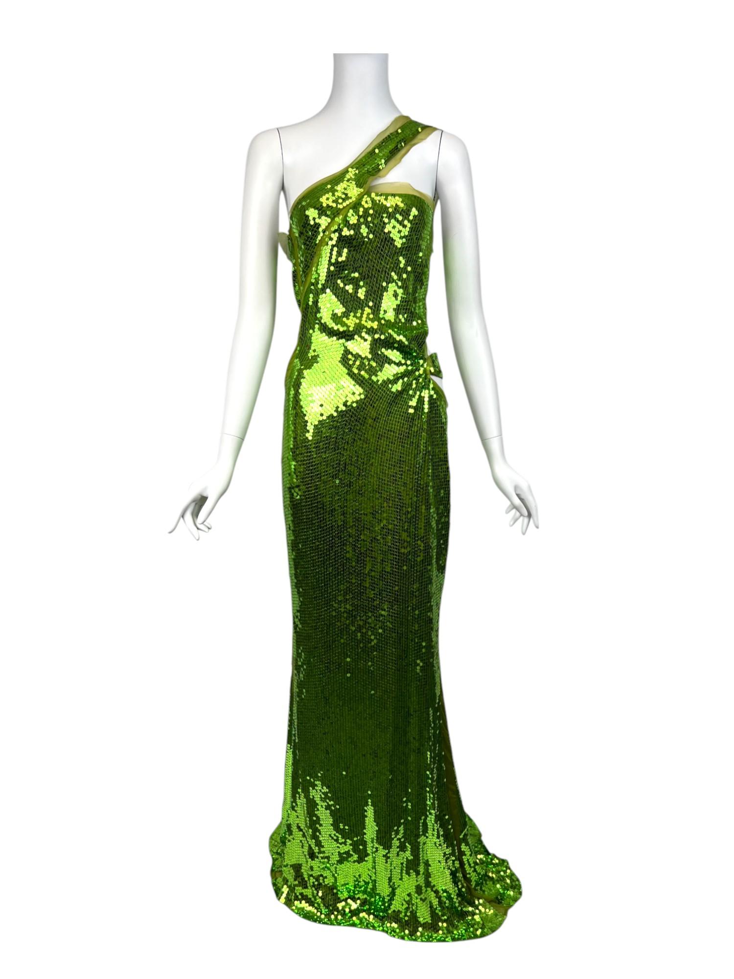 Este vestido verde de lentejuelas, una pieza impresionante de la última colección Otoño/Invierno de Tom Ford para Gucci, es el epítome del glamour de alto octanaje y el encanto sofisticado. Diseñado con la sensualidad característica de Ford, el