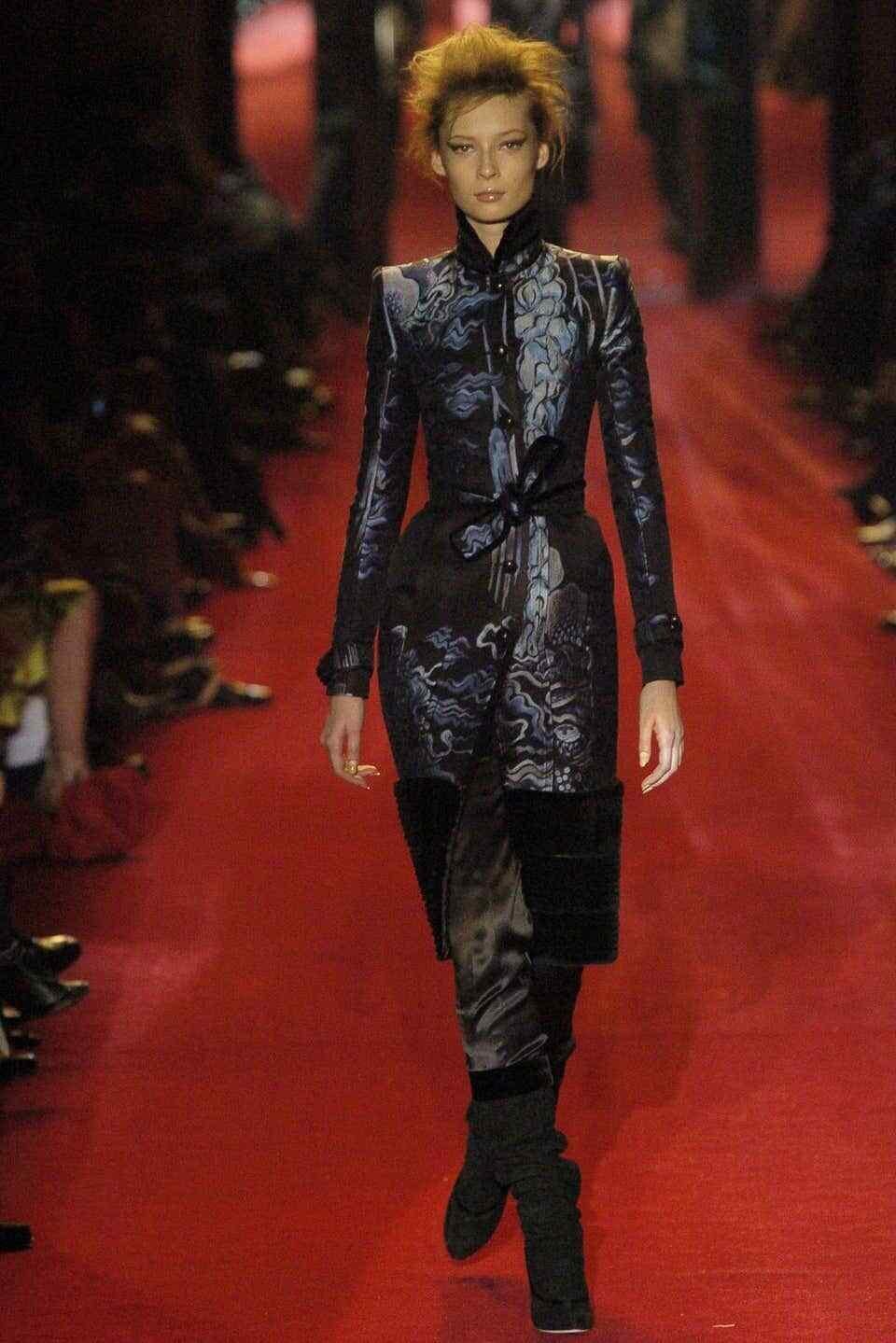 A/I 2004 Tom Ford for Yves Saint Laurent fa sfilare il cappotto in stile chinoiserie in vendita 3
