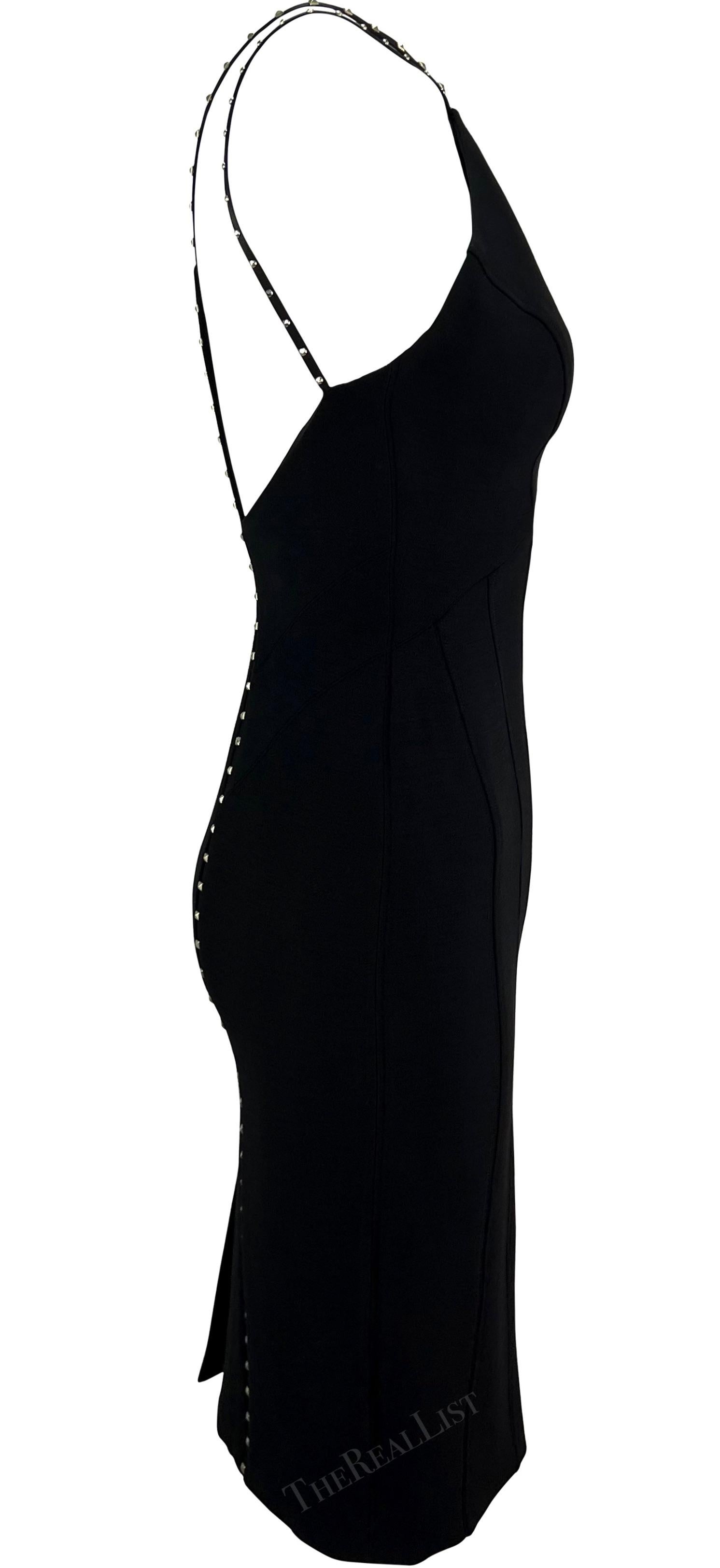Versace by Donatella, mini-robe de défilé noire à décolleté plongeant et clouté, A/H 2004 en vente 6