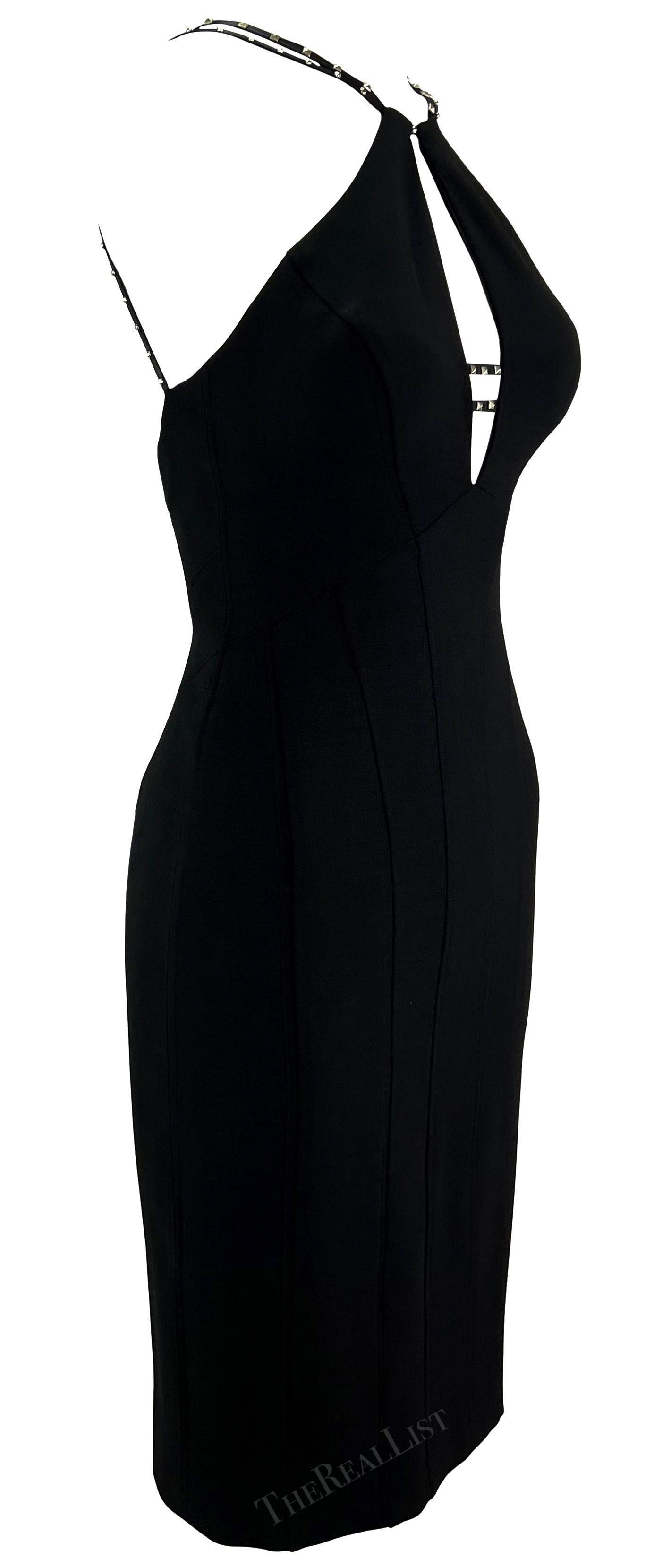 A/I 2004 Versace by Donatella Versace Mini Dress nero con borchie e scollatura in passerella in vendita 7