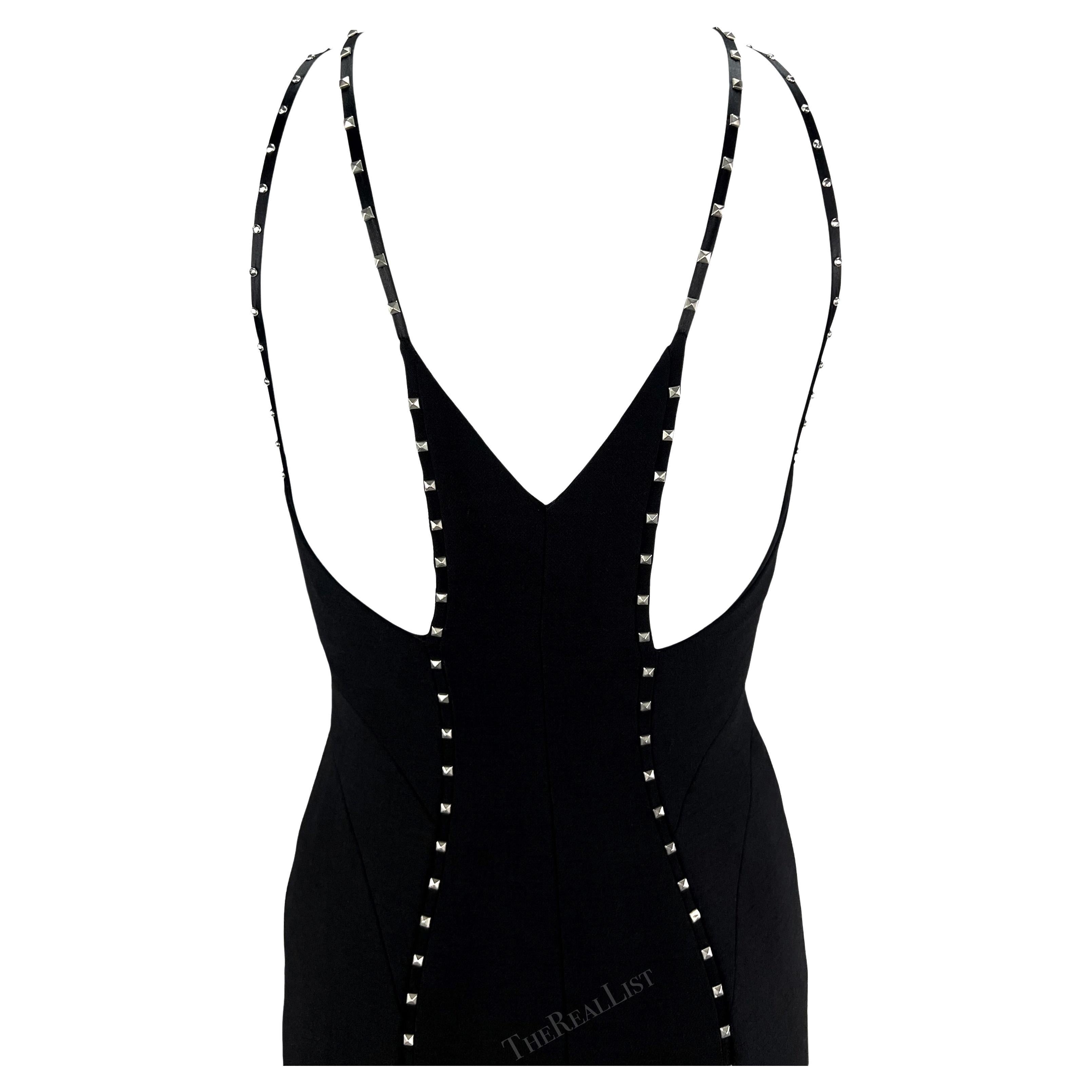 Versace by Donatella, mini-robe de défilé noire à décolleté plongeant et clouté, A/H 2004 Excellent état - En vente à West Hollywood, CA