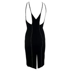 F/W 2004 Versace by Donatella Versace mini vestido negro con tachuelas y escote de pasarela