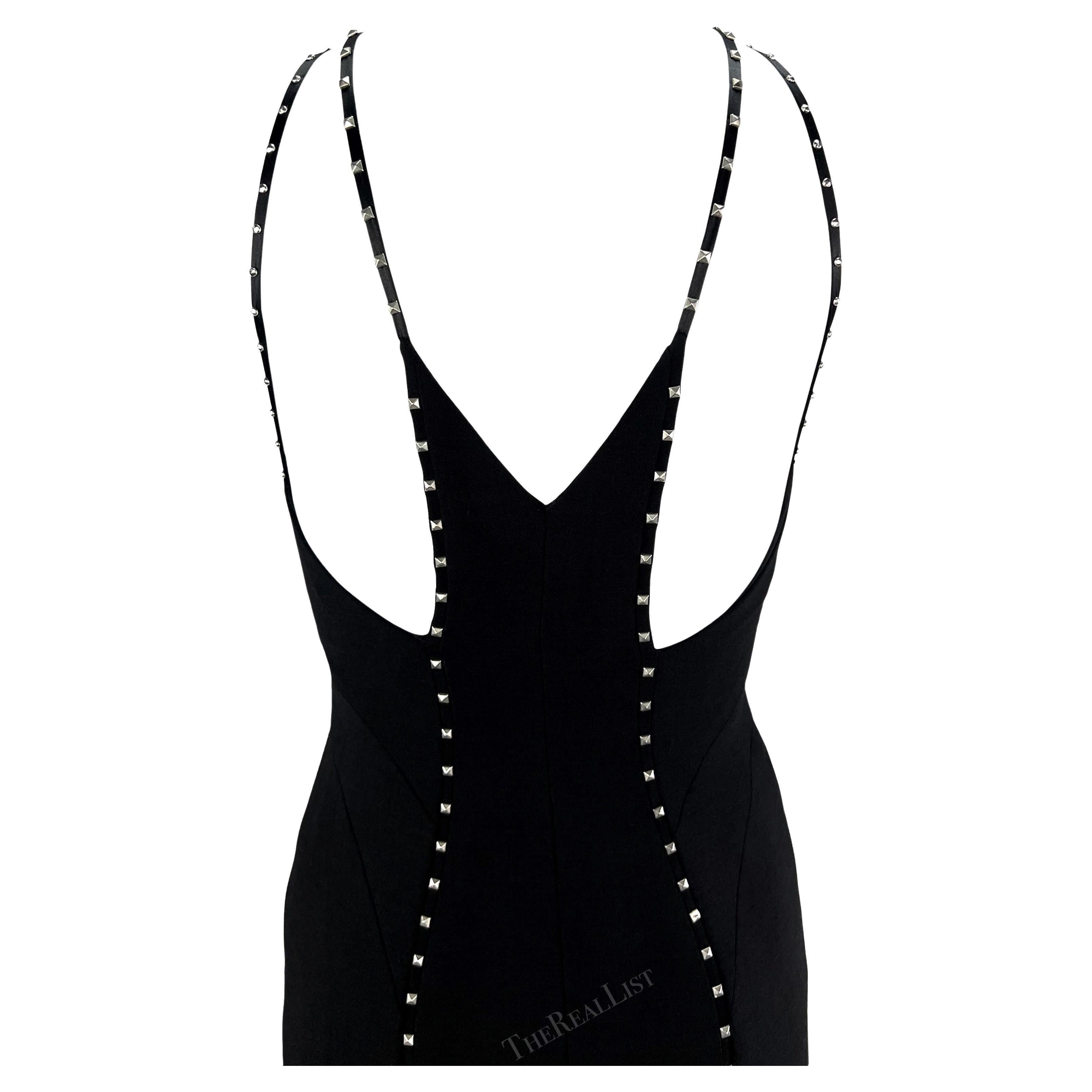 A/I 2004 Versace by Donatella Versace Mini Dress nero con borchie e scollatura in passerella In condizioni ottime in vendita a West Hollywood, CA
