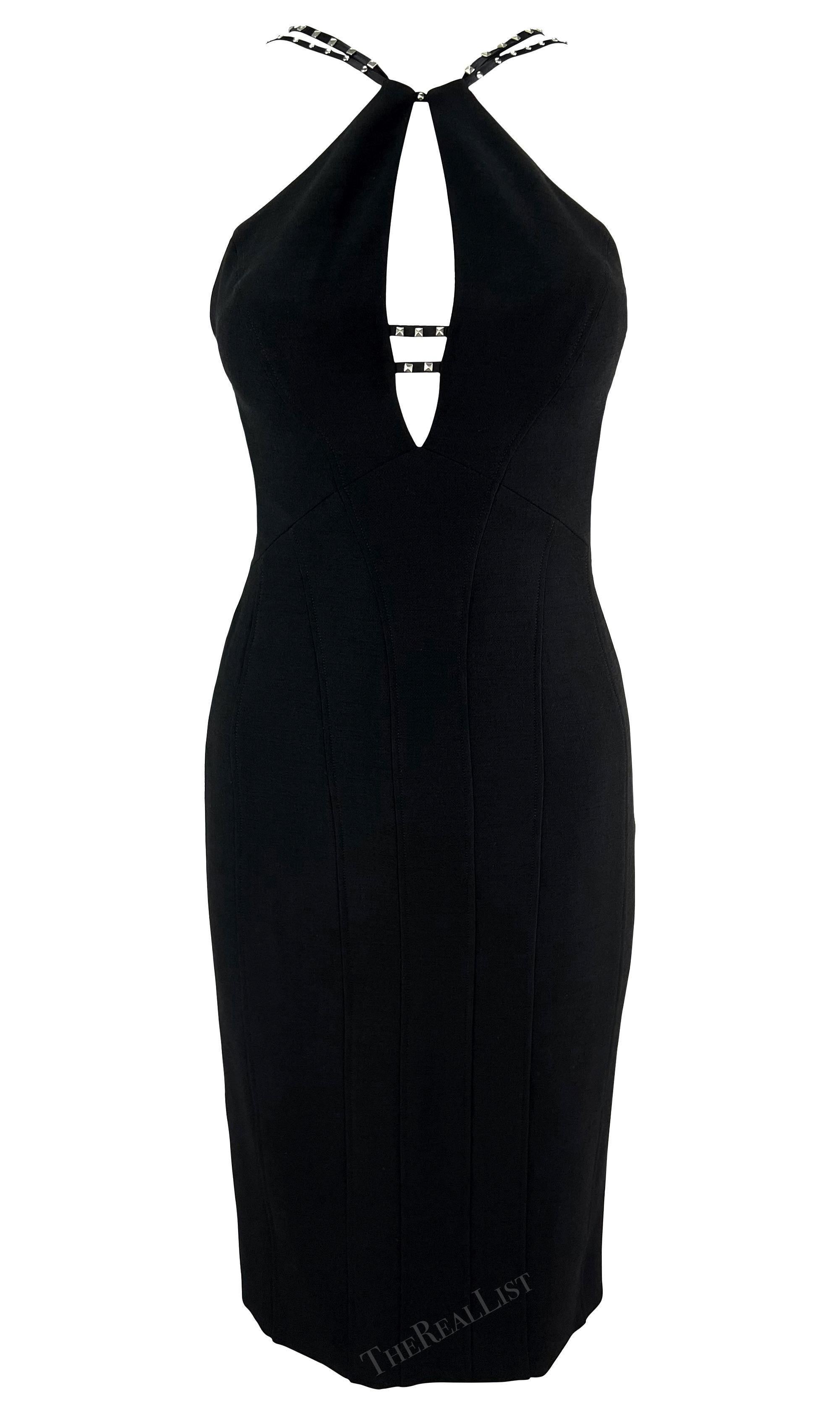 Donna A/I 2004 Versace by Donatella Versace Mini Dress nero con borchie e scollatura in passerella in vendita