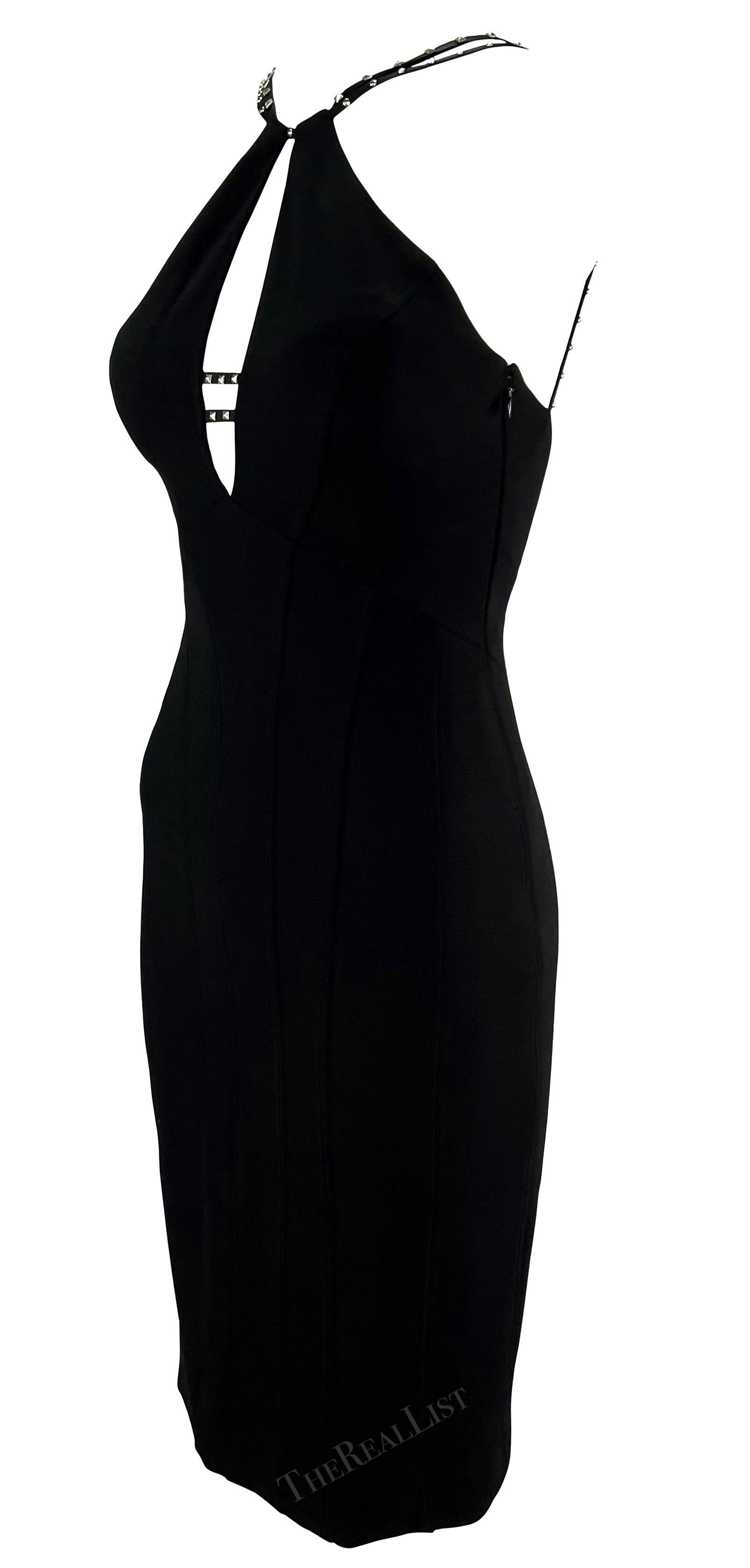 Versace by Donatella, mini-robe de défilé noire à décolleté plongeant et clouté, A/H 2004 en vente 1