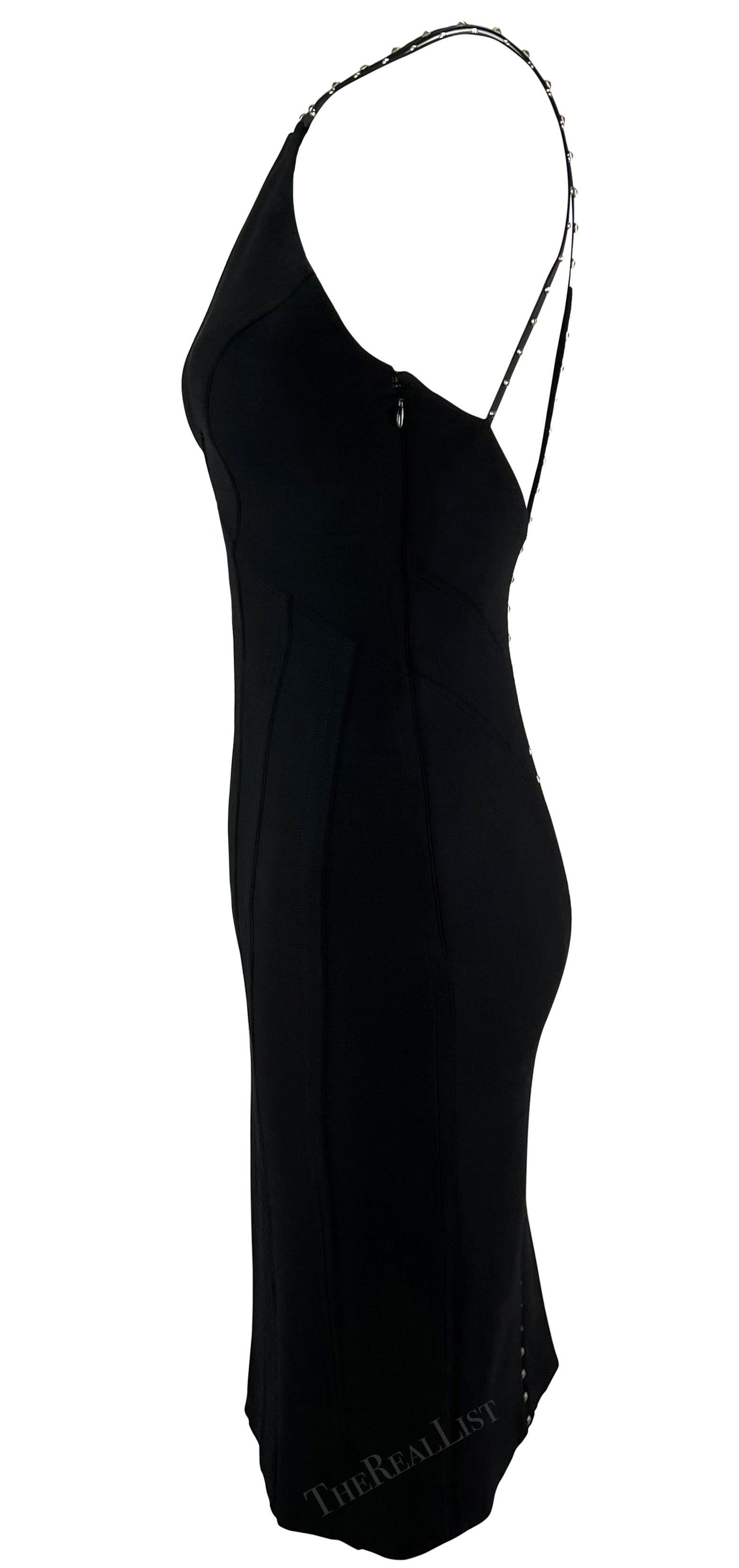 Versace by Donatella, mini-robe de défilé noire à décolleté plongeant et clouté, A/H 2004 en vente 2