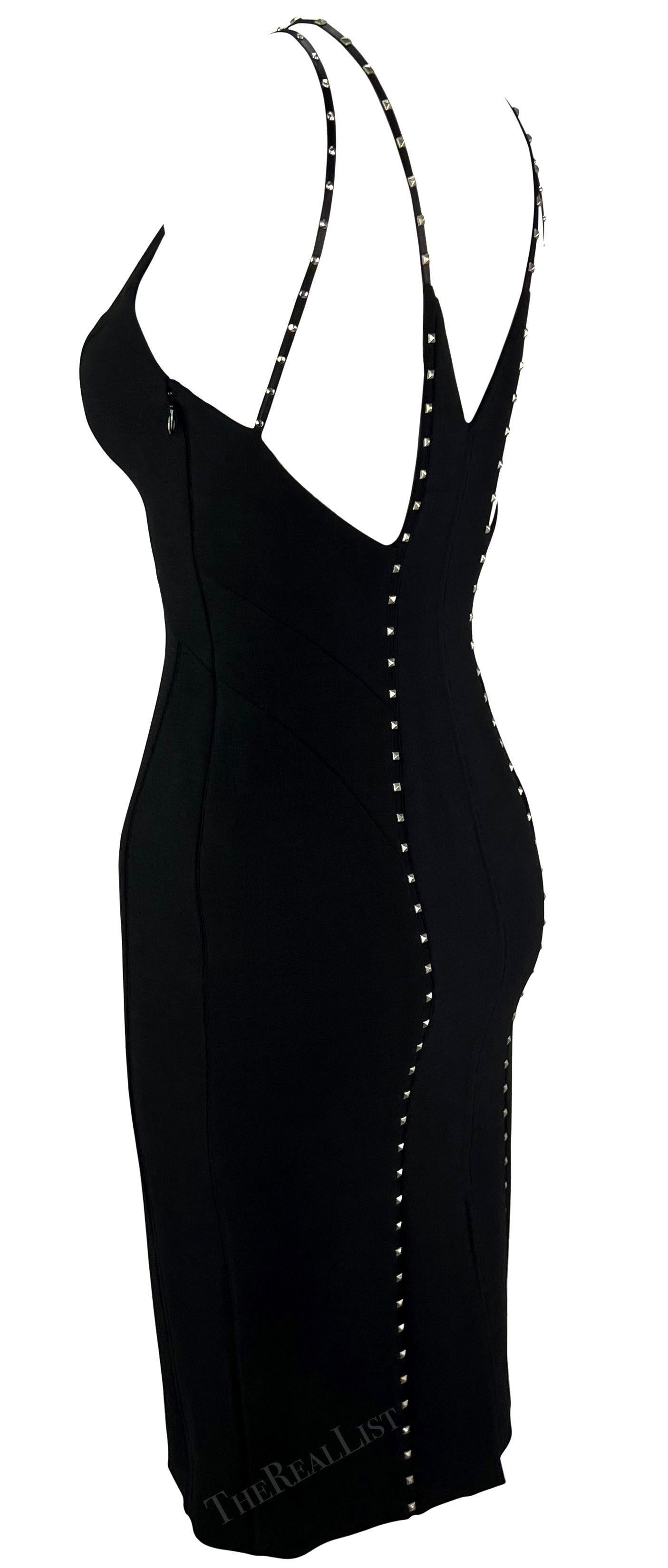 A/I 2004 Versace by Donatella Versace Mini Dress nero con borchie e scollatura in passerella in vendita 3