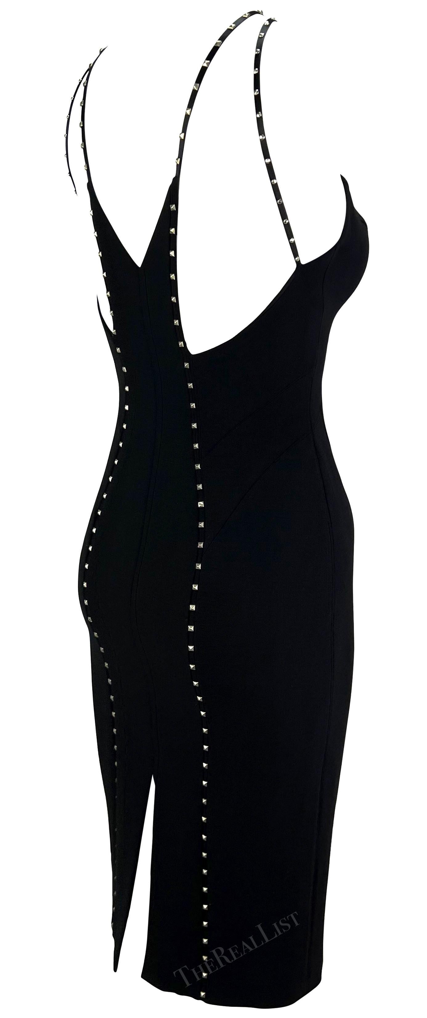 Versace by Donatella, mini-robe de défilé noire à décolleté plongeant et clouté, A/H 2004 en vente 5