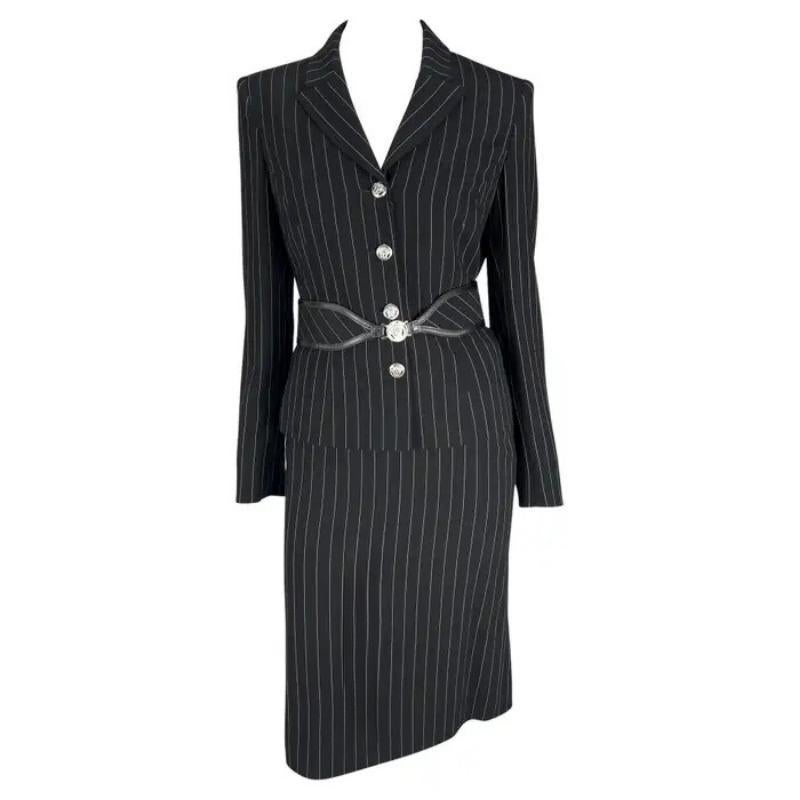 H/W 2004 Versace by Donatella Schwarzer Anzug aus Wollmischung mit Nadelstreifen und Medusa-Gürtel