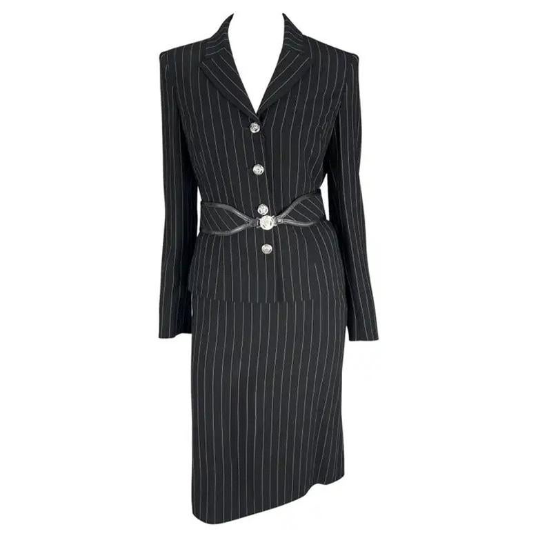 H/W 2004 Versace by Donatella Schwarzer Anzug aus Wollmischung mit Nadelstreifen und Medusa-Gürtel