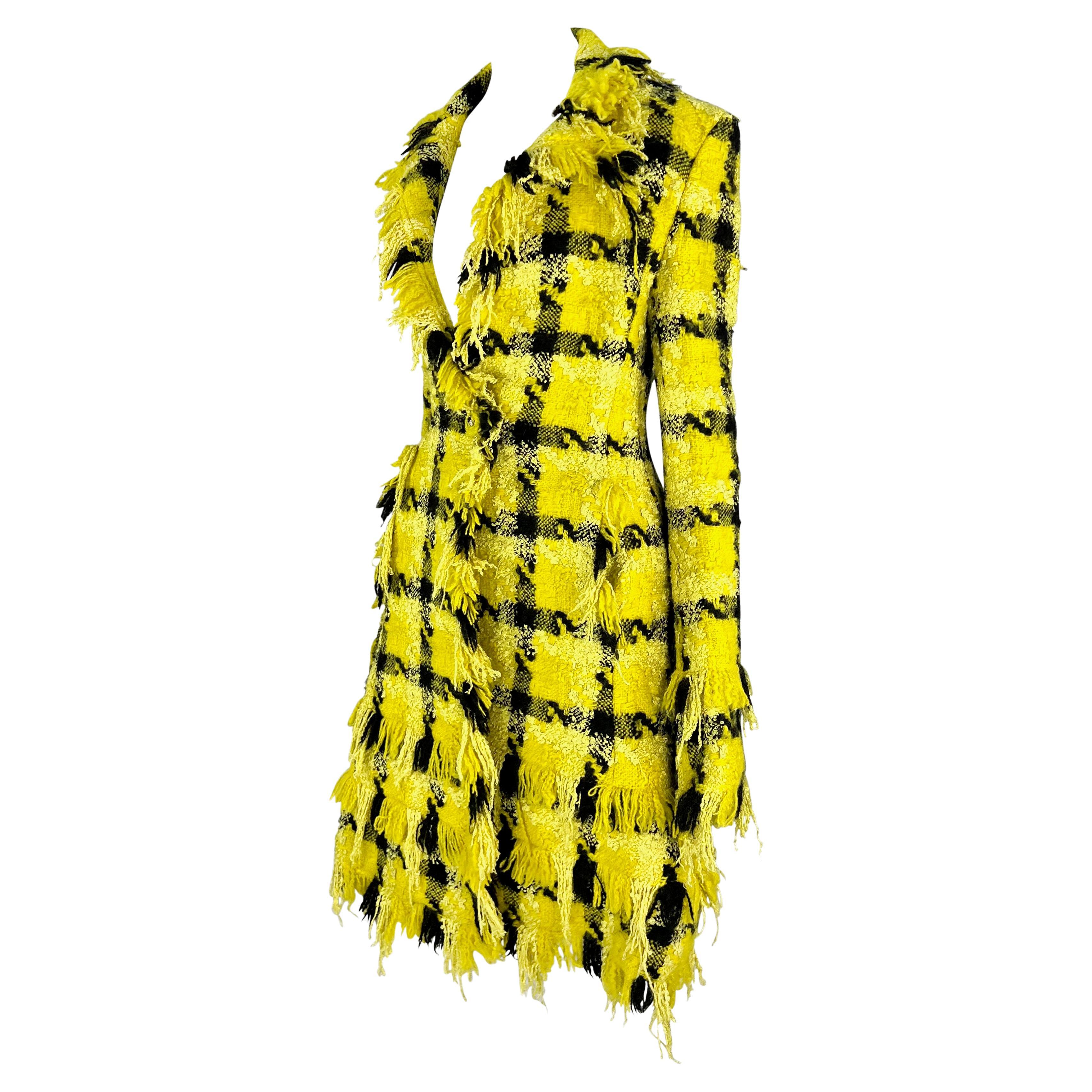 Manteau de défilé Versace by Donatella Runway à carreaux jaunes et noirs vieillis, A/H 2004 en vente 1
