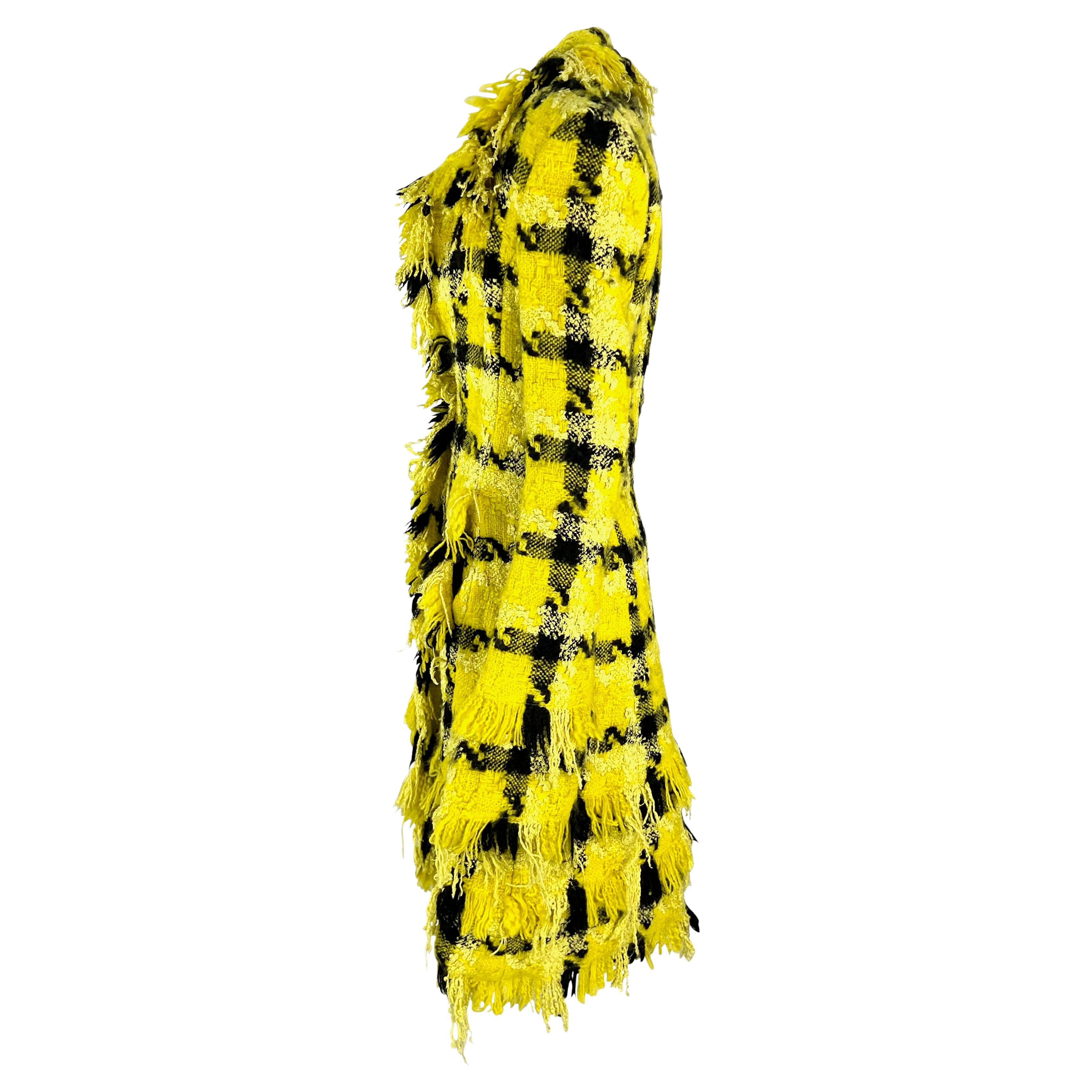 Manteau de défilé Versace by Donatella Runway à carreaux jaunes et noirs vieillis, A/H 2004 en vente 2