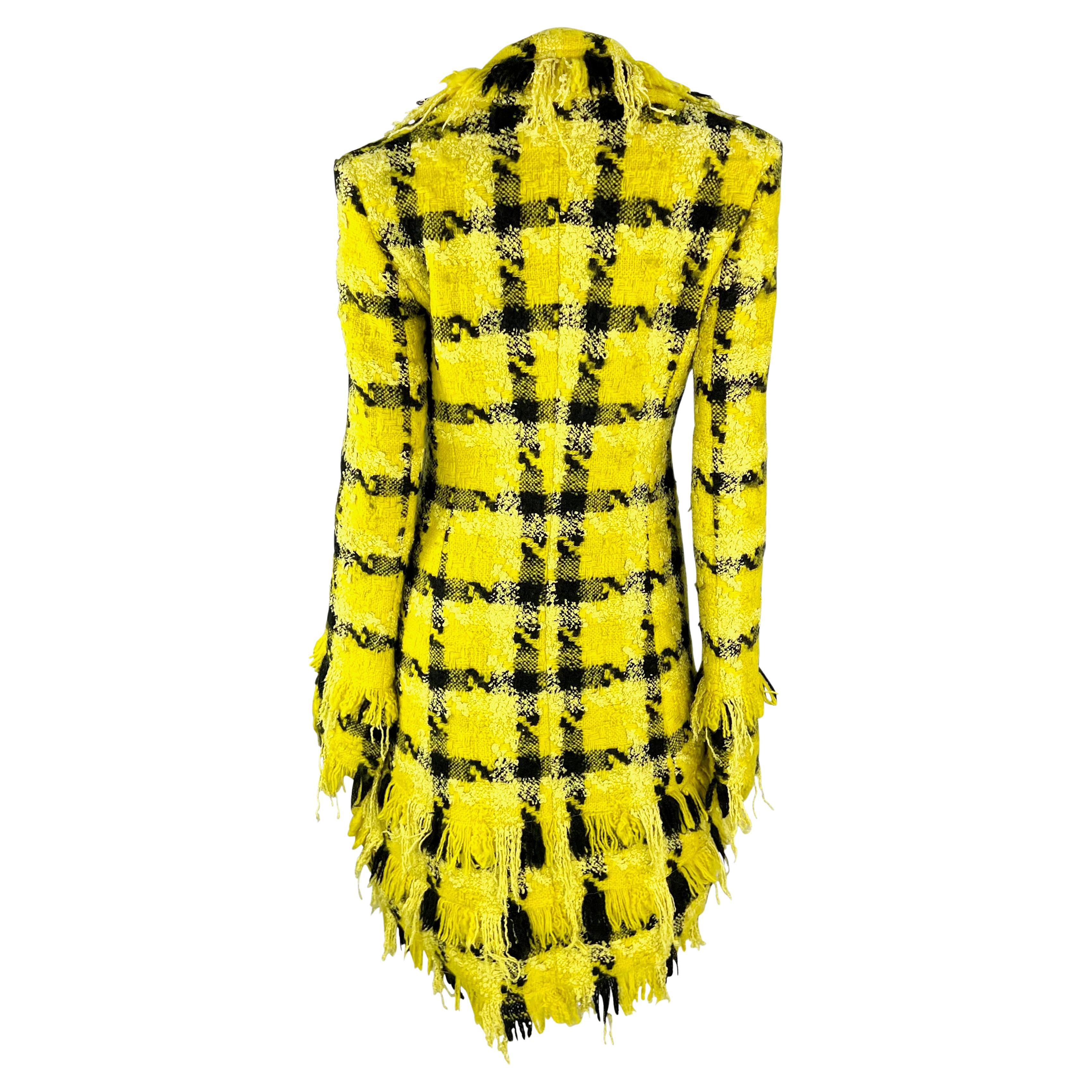 Manteau de défilé Versace by Donatella Runway à carreaux jaunes et noirs vieillis, A/H 2004 en vente 3