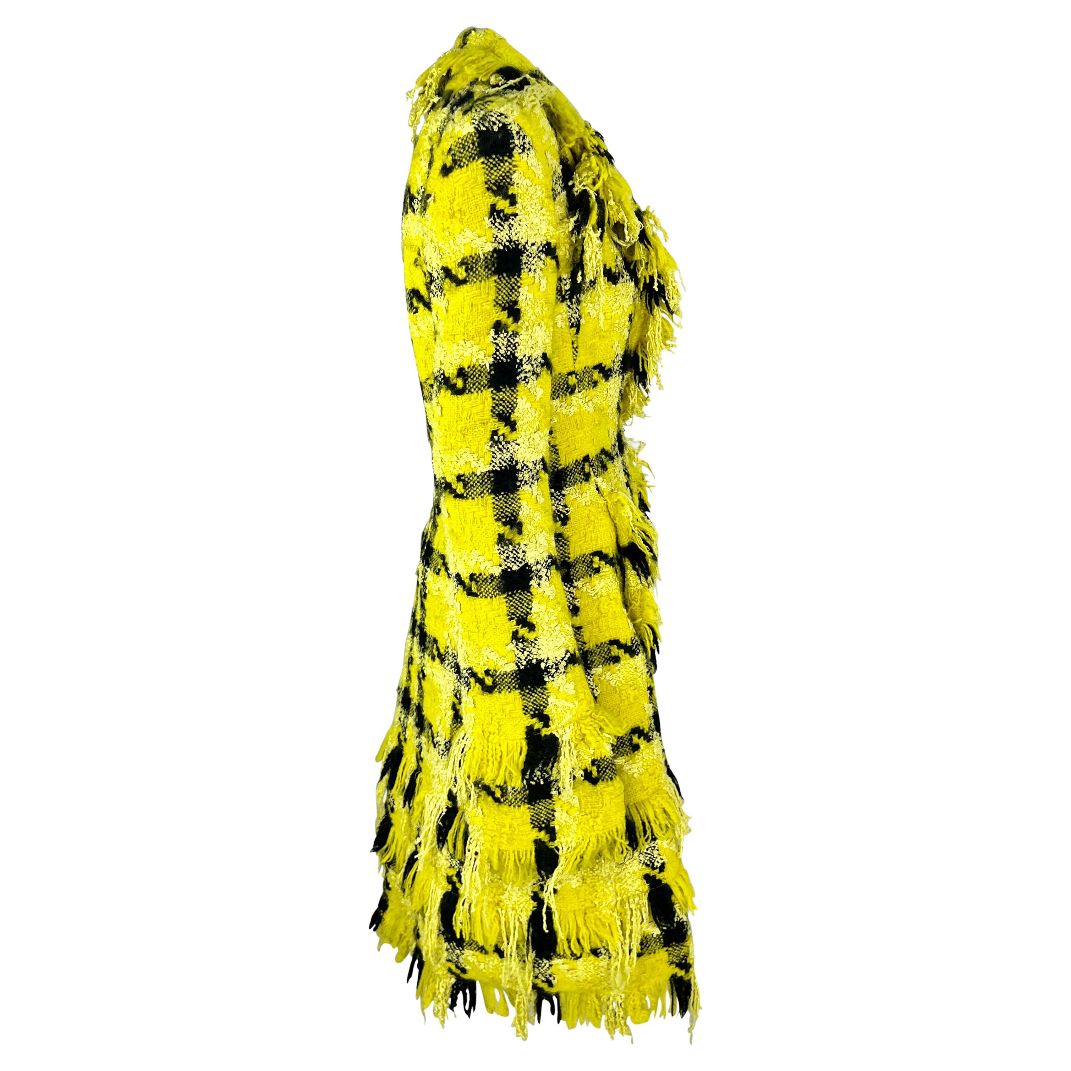 Manteau de défilé Versace by Donatella Runway à carreaux jaunes et noirs vieillis, A/H 2004 en vente 4