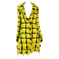 Anuncio de Pasarela F/W 2004 Versace by Donatella Versace Abrigo de tweed amarillo a cuadros negros desgastado