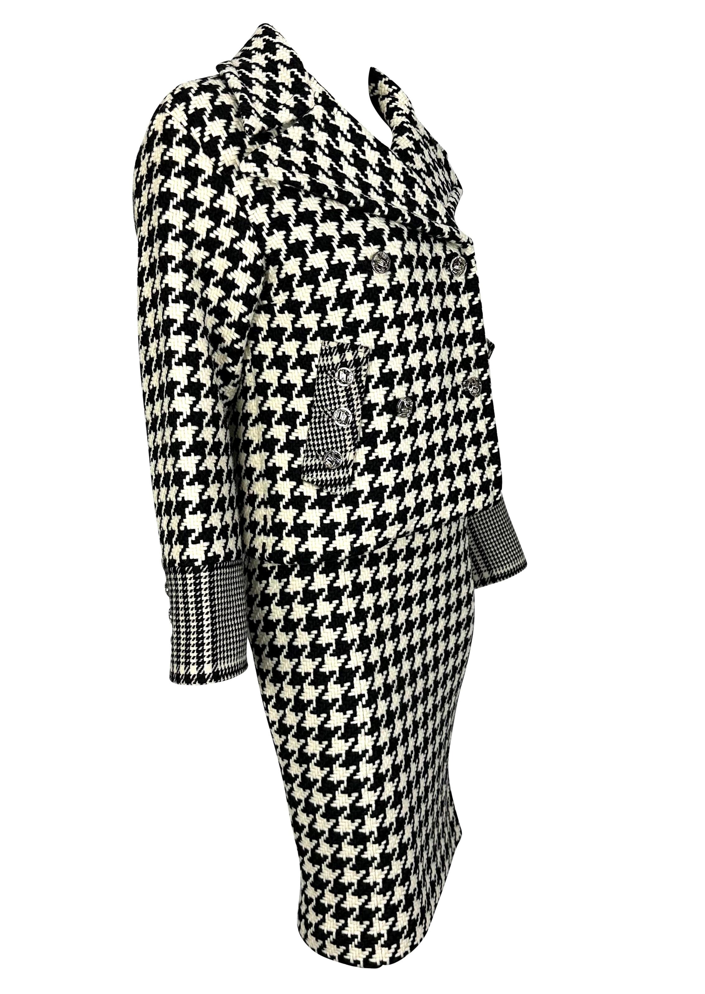 F/W 2004 Versace by Donatella Runway Black White Tweed Houndstooth Skirt Suit For Sale 2