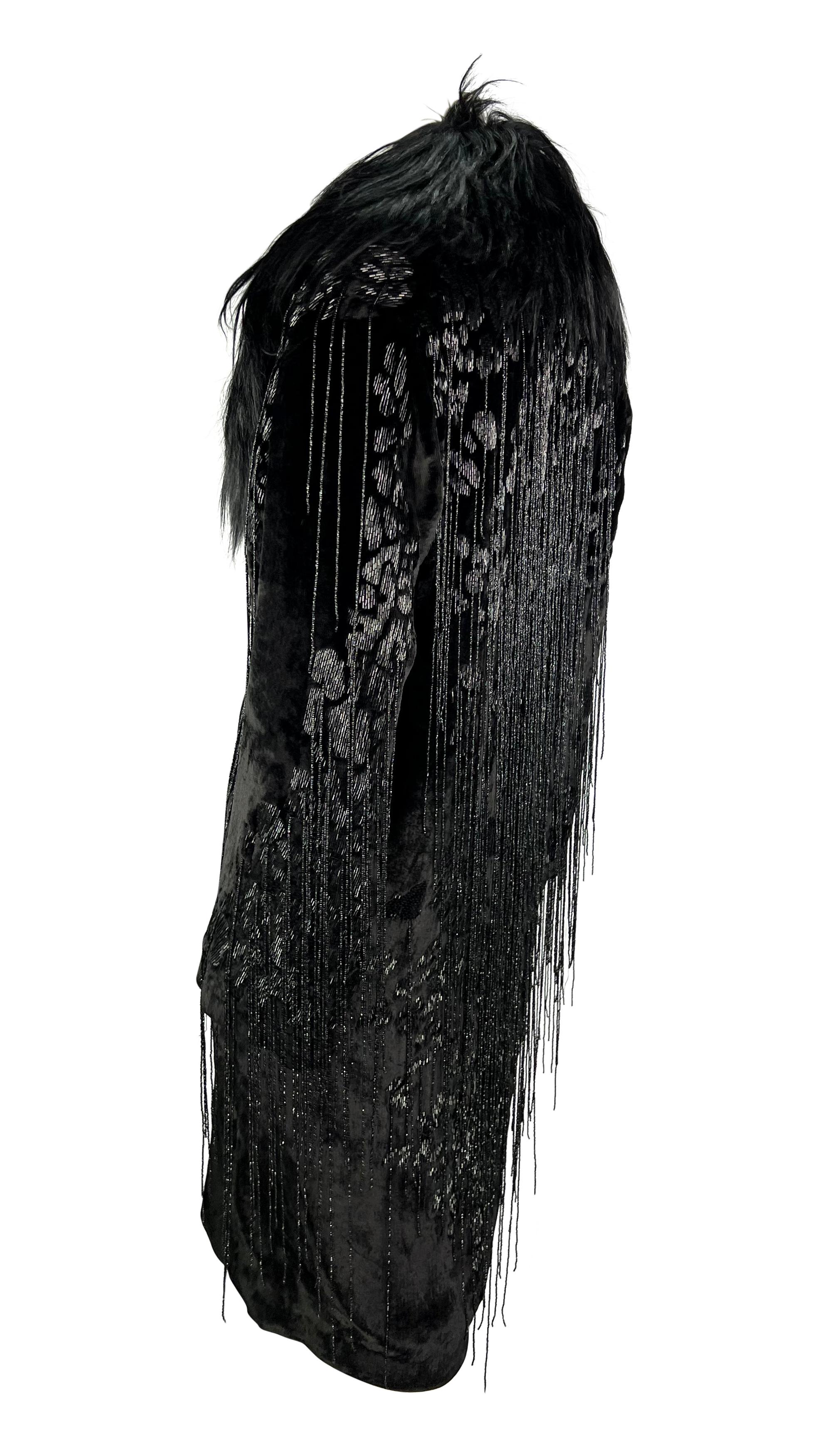 A/I 2004 Versace by Donatella Versace: cappotto in velluto con frange e perline, con rifiniture in pelliccia in vendita 2