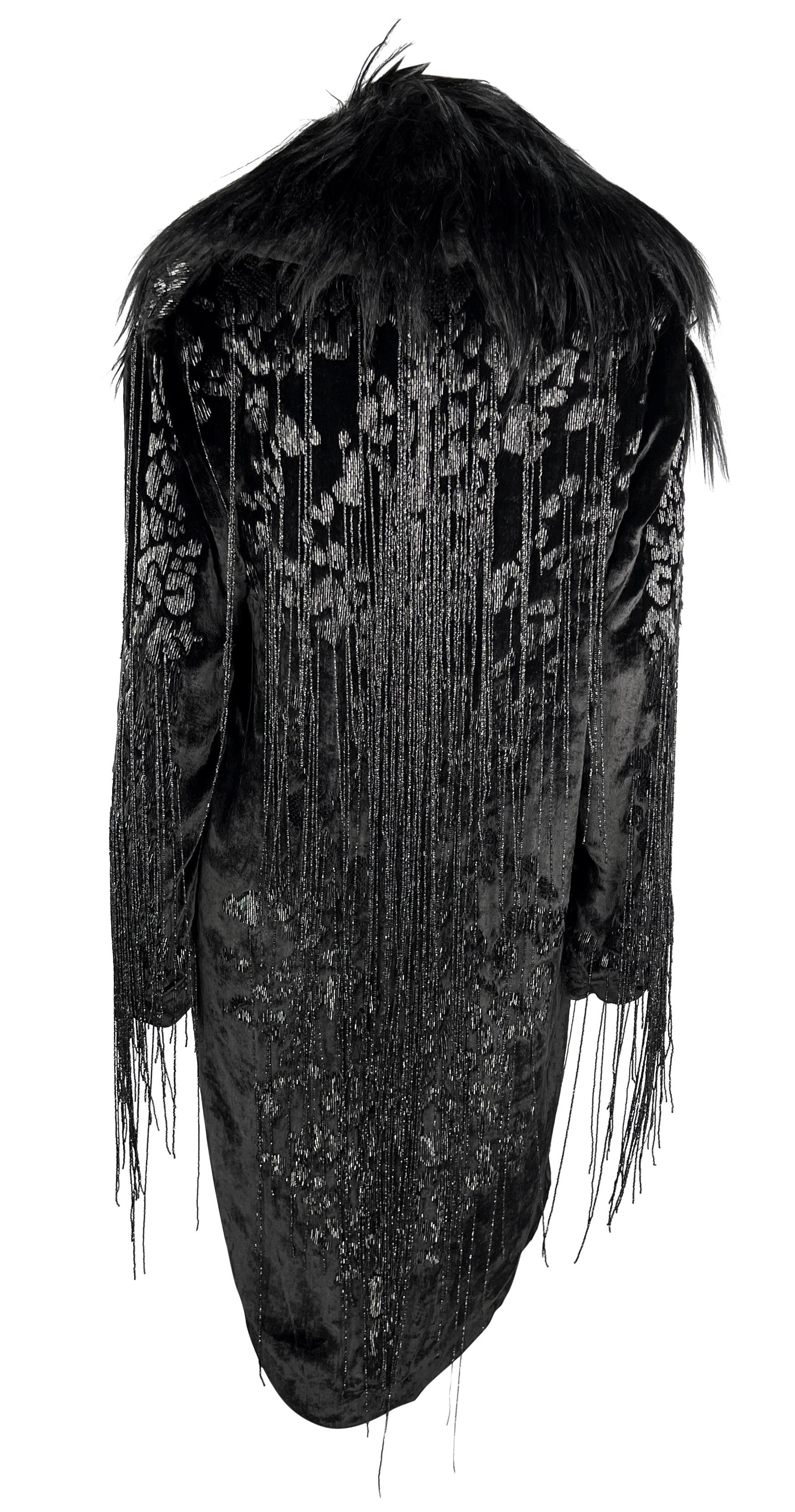 A/I 2004 Versace by Donatella Versace: cappotto in velluto con frange e perline, con rifiniture in pelliccia in vendita 3