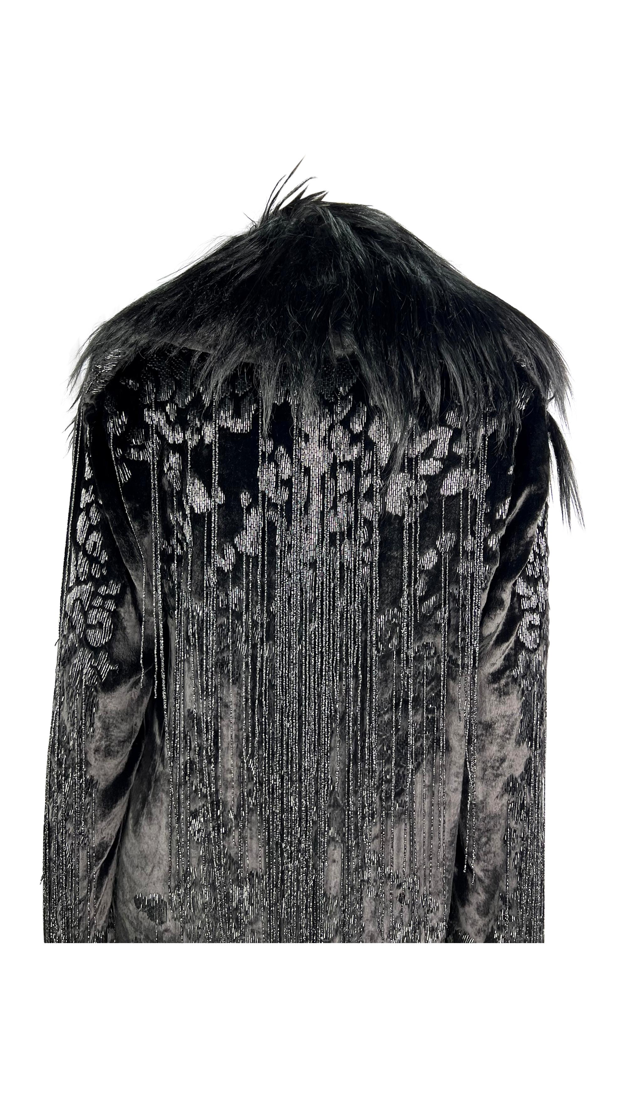 A/I 2004 Versace by Donatella Versace: cappotto in velluto con frange e perline, con rifiniture in pelliccia in vendita 4