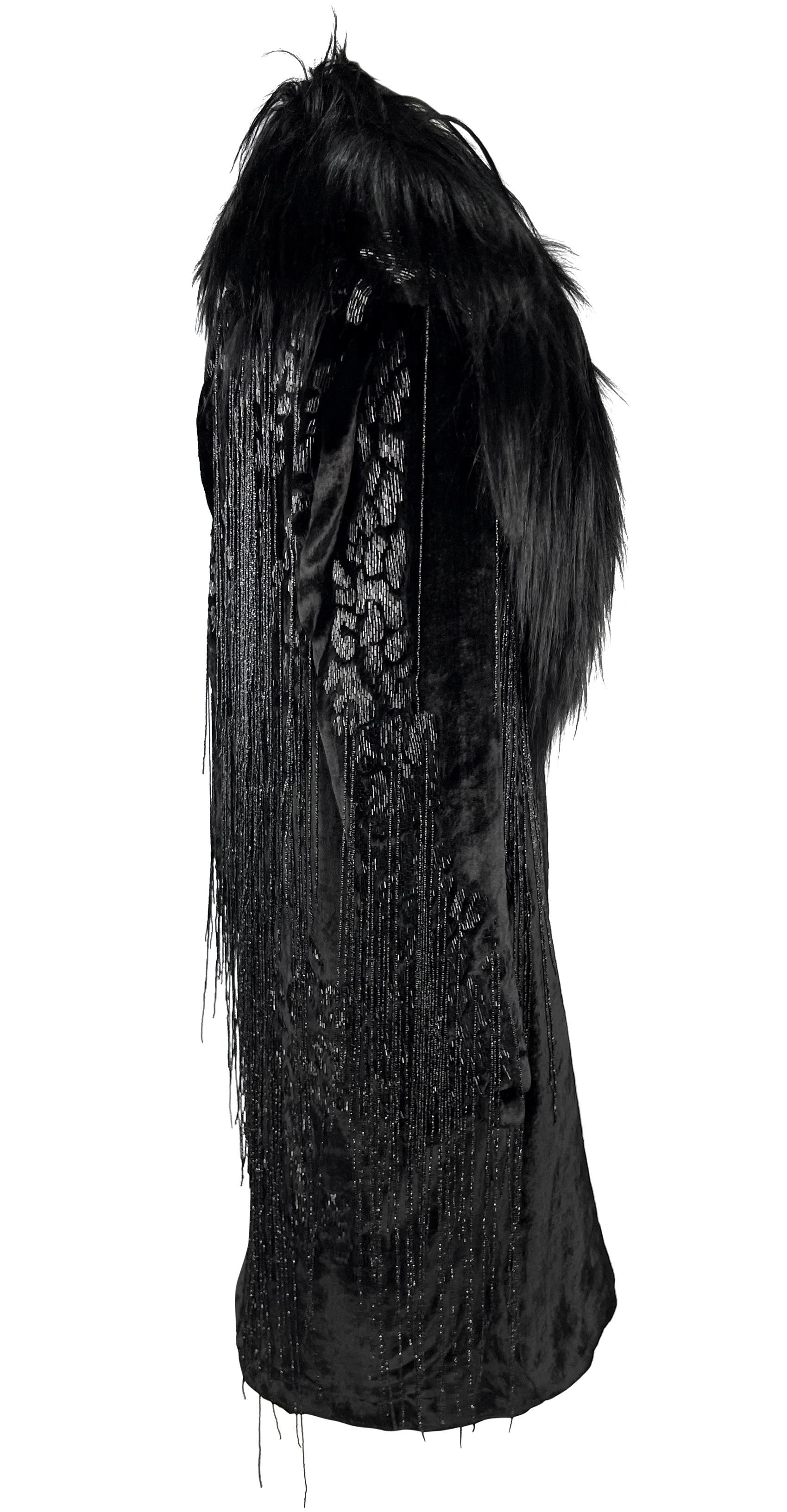 A/I 2004 Versace by Donatella Versace: cappotto in velluto con frange e perline, con rifiniture in pelliccia in vendita 5