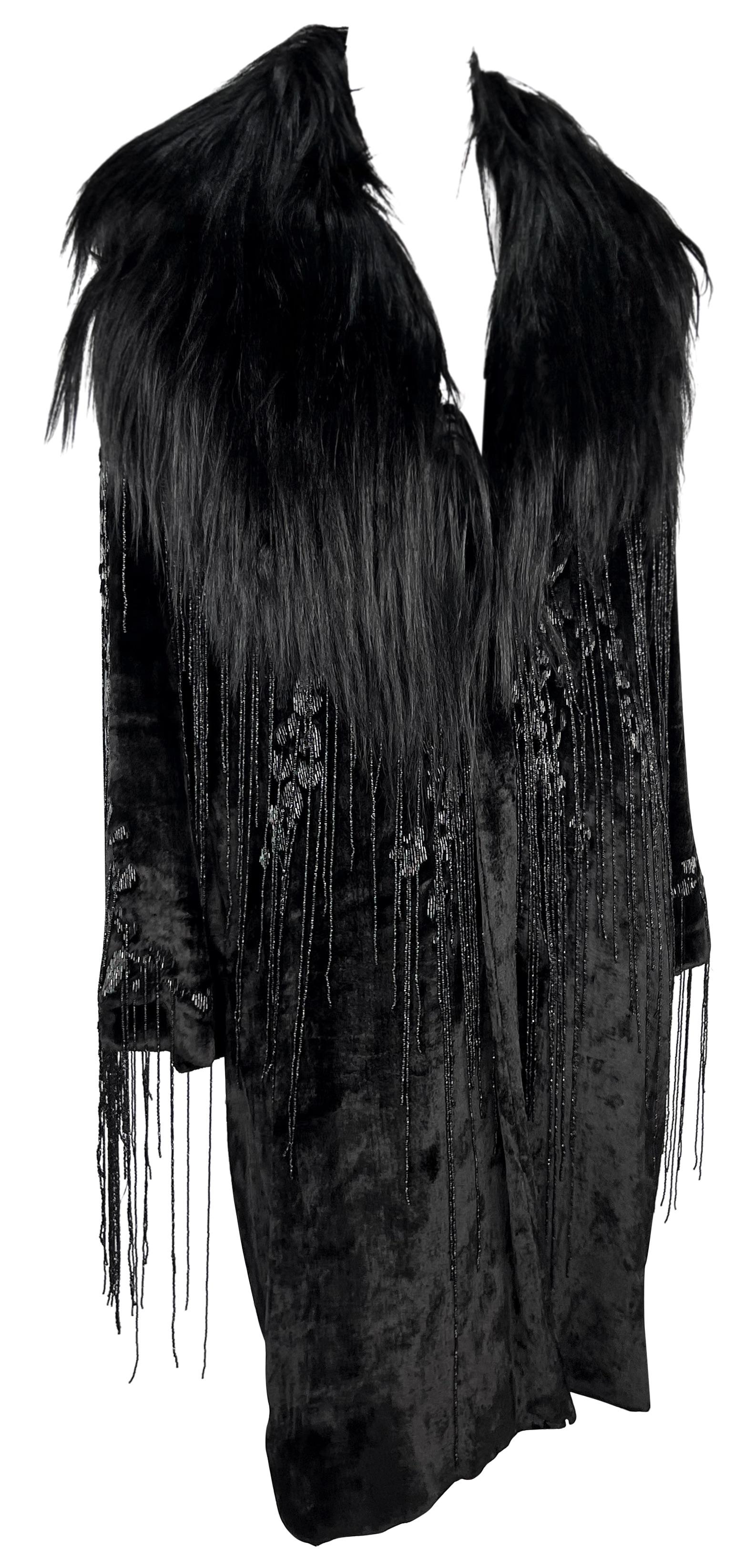A/I 2004 Versace by Donatella Versace: cappotto in velluto con frange e perline, con rifiniture in pelliccia in vendita 7