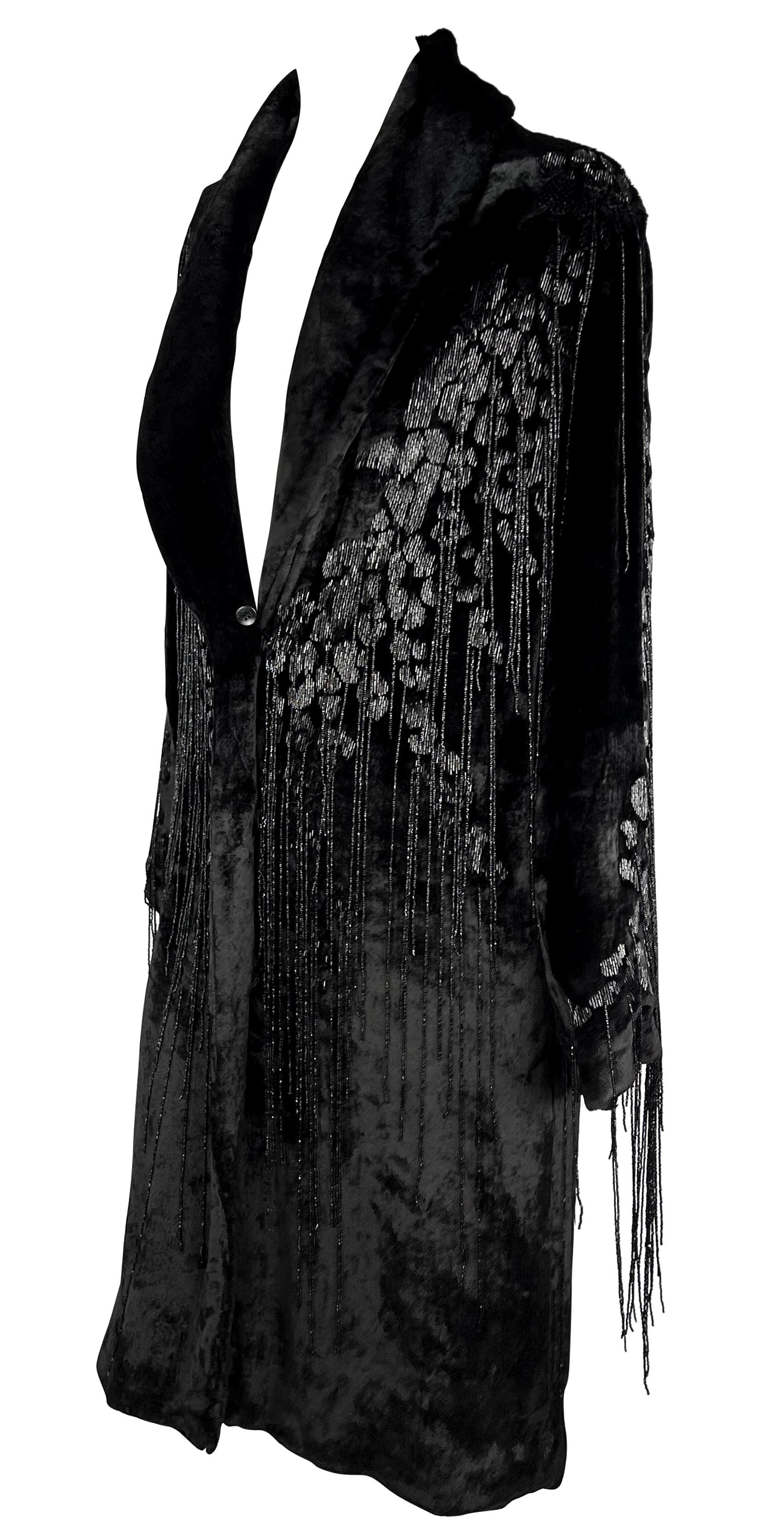 A/I 2004 Versace by Donatella Versace: cappotto in velluto con frange e perline, con rifiniture in pelliccia in vendita 10