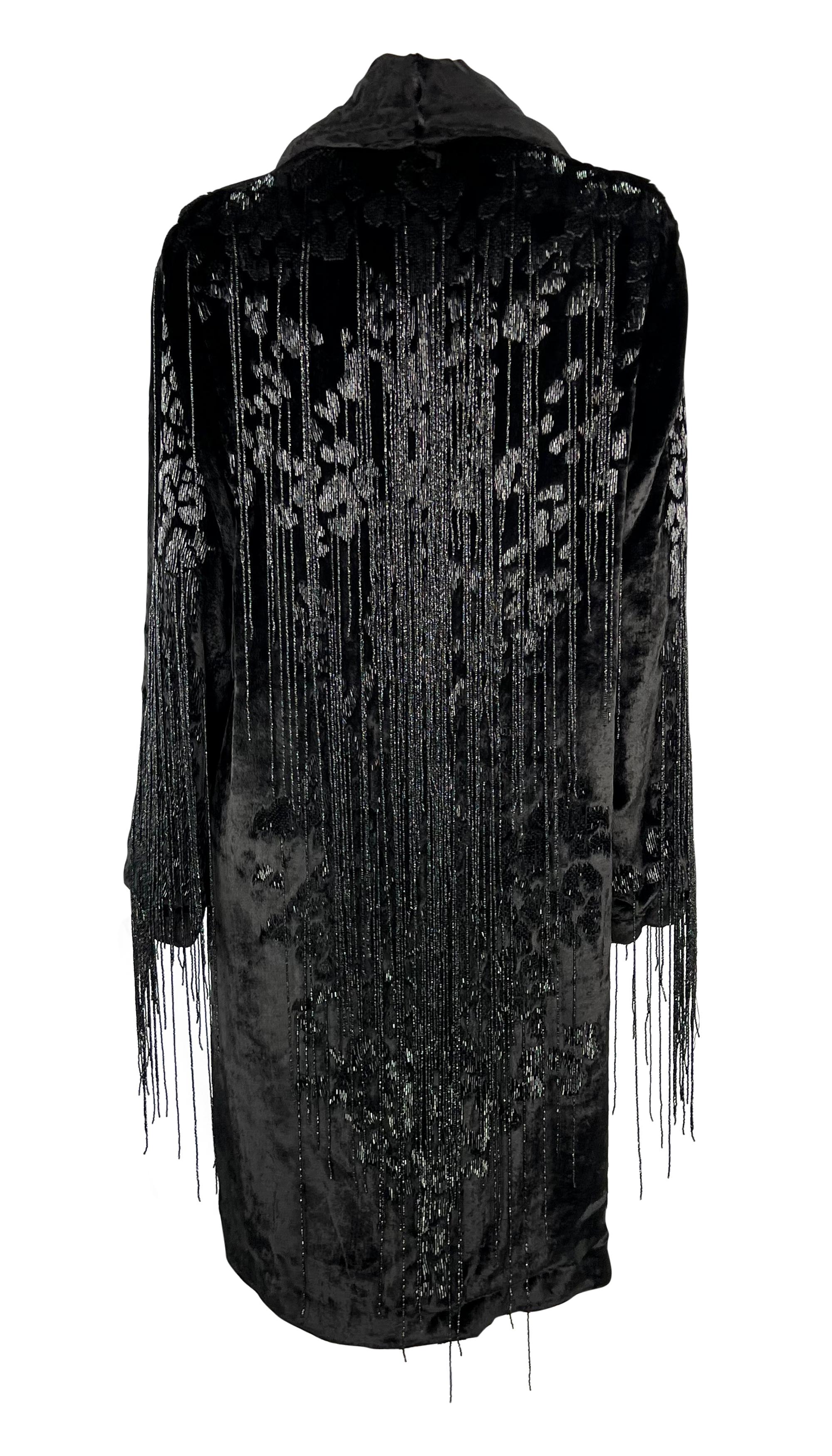 A/I 2004 Versace by Donatella Versace: cappotto in velluto con frange e perline, con rifiniture in pelliccia in vendita 11