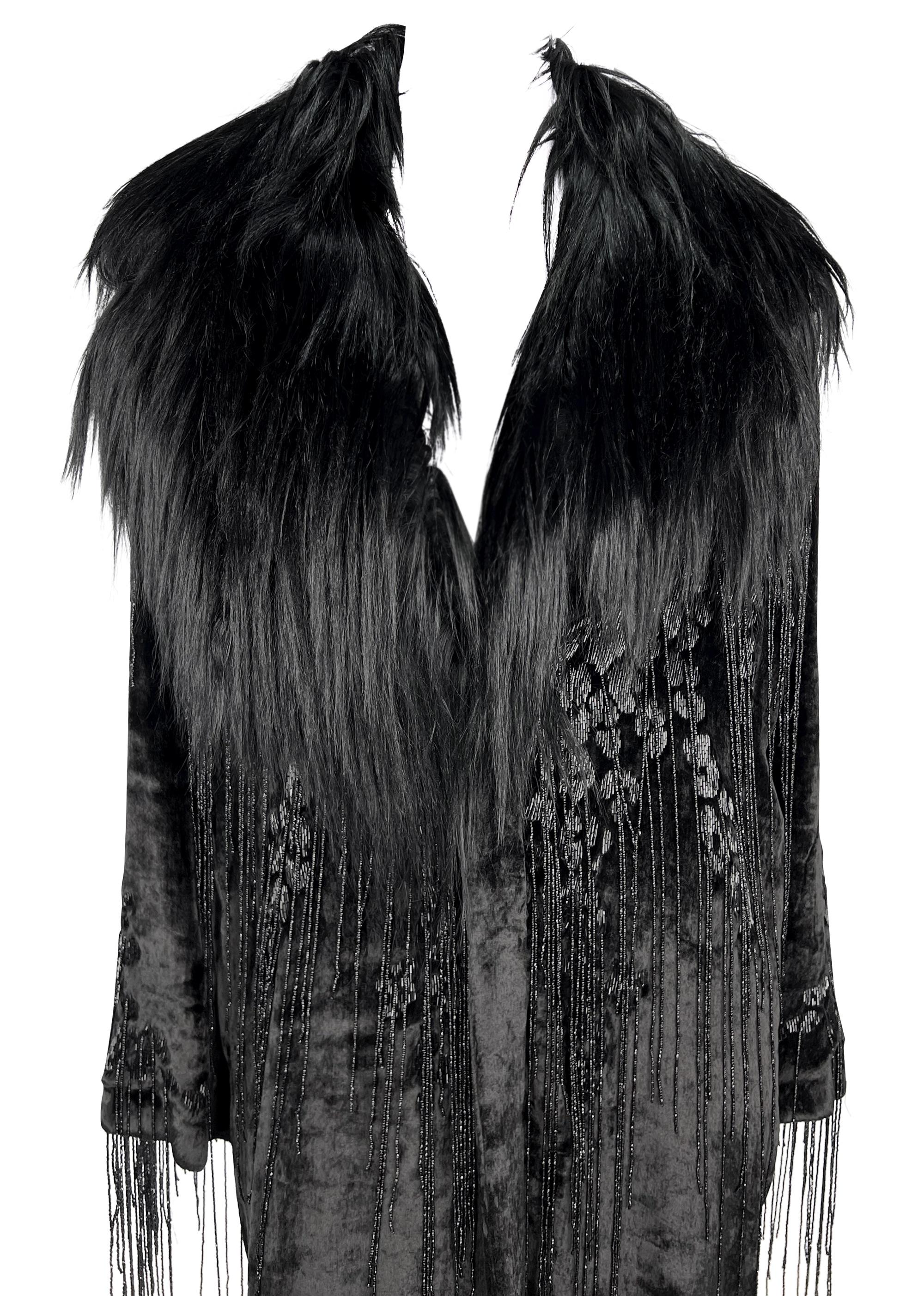 Nero A/I 2004 Versace by Donatella Versace: cappotto in velluto con frange e perline, con rifiniture in pelliccia in vendita