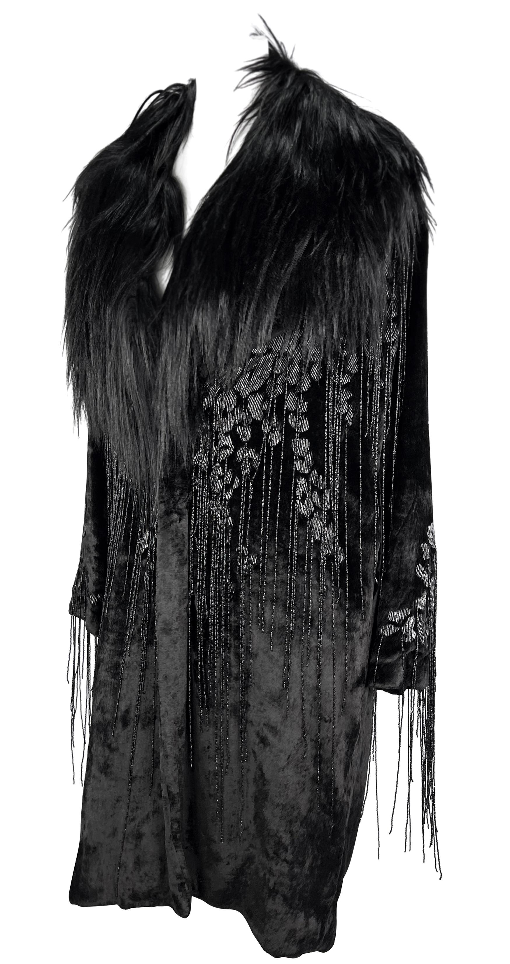 A/I 2004 Versace by Donatella Versace: cappotto in velluto con frange e perline, con rifiniture in pelliccia In condizioni ottime in vendita a West Hollywood, CA