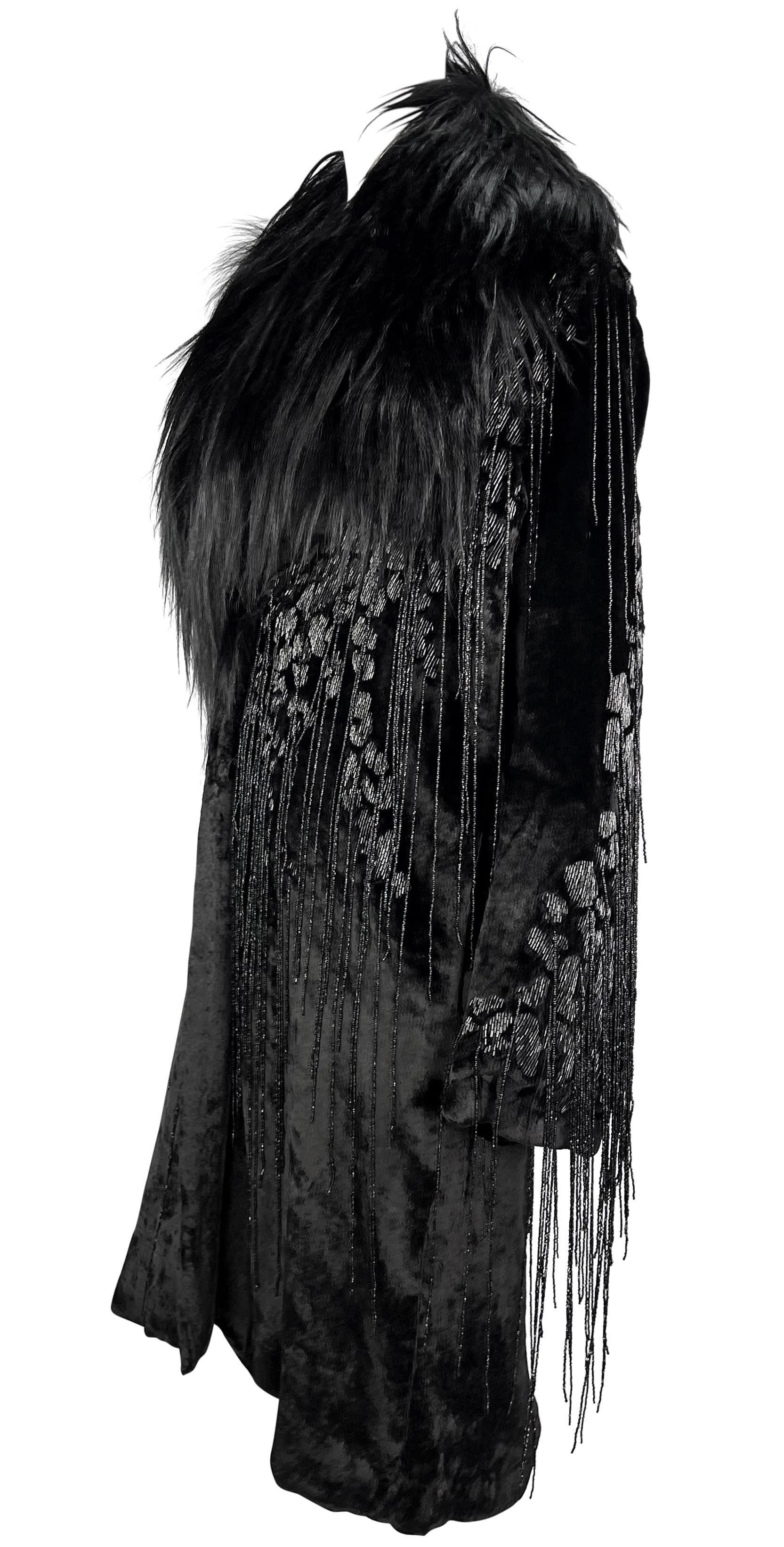 Donna A/I 2004 Versace by Donatella Versace: cappotto in velluto con frange e perline, con rifiniture in pelliccia in vendita