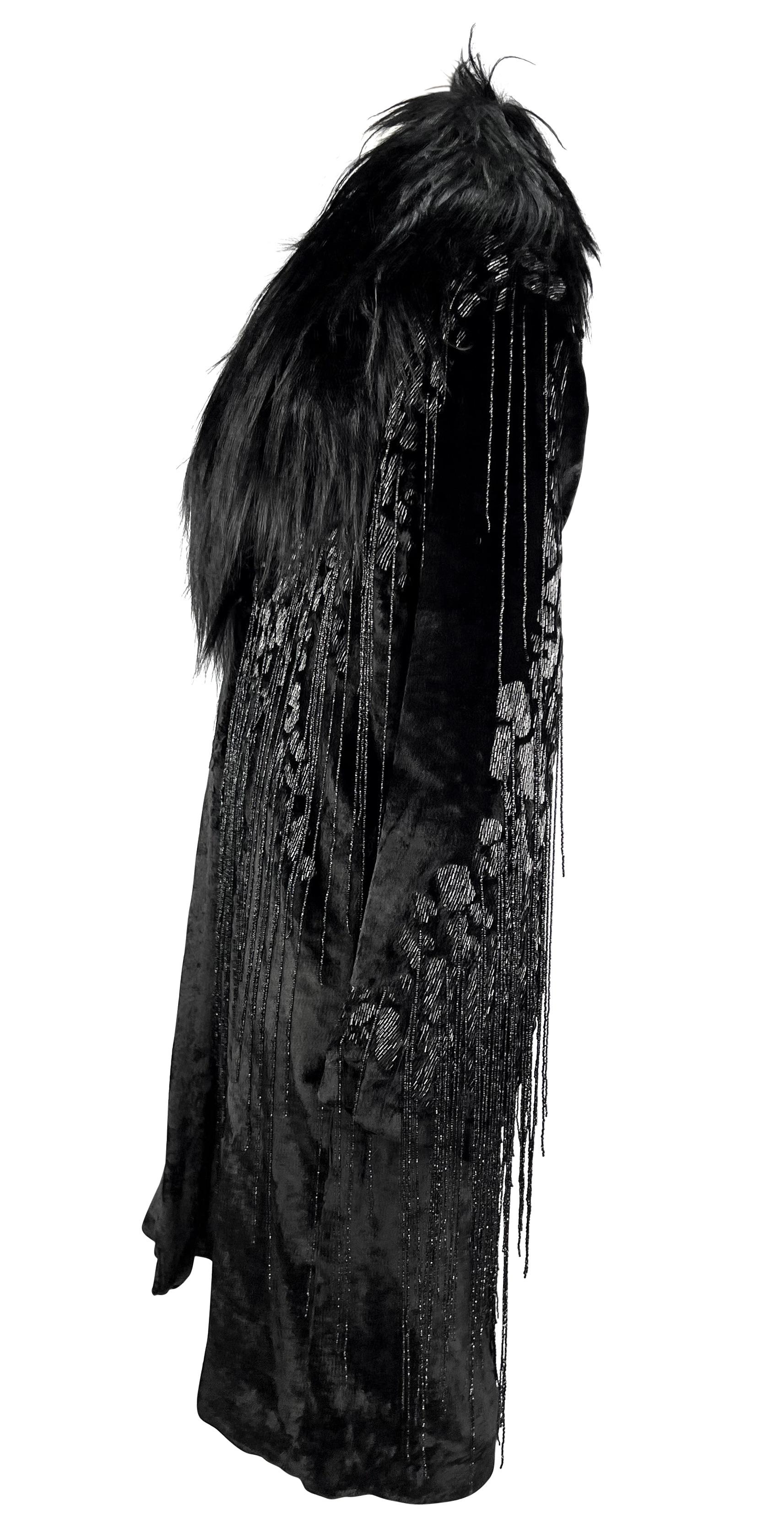 A/I 2004 Versace by Donatella Versace: cappotto in velluto con frange e perline, con rifiniture in pelliccia in vendita 1