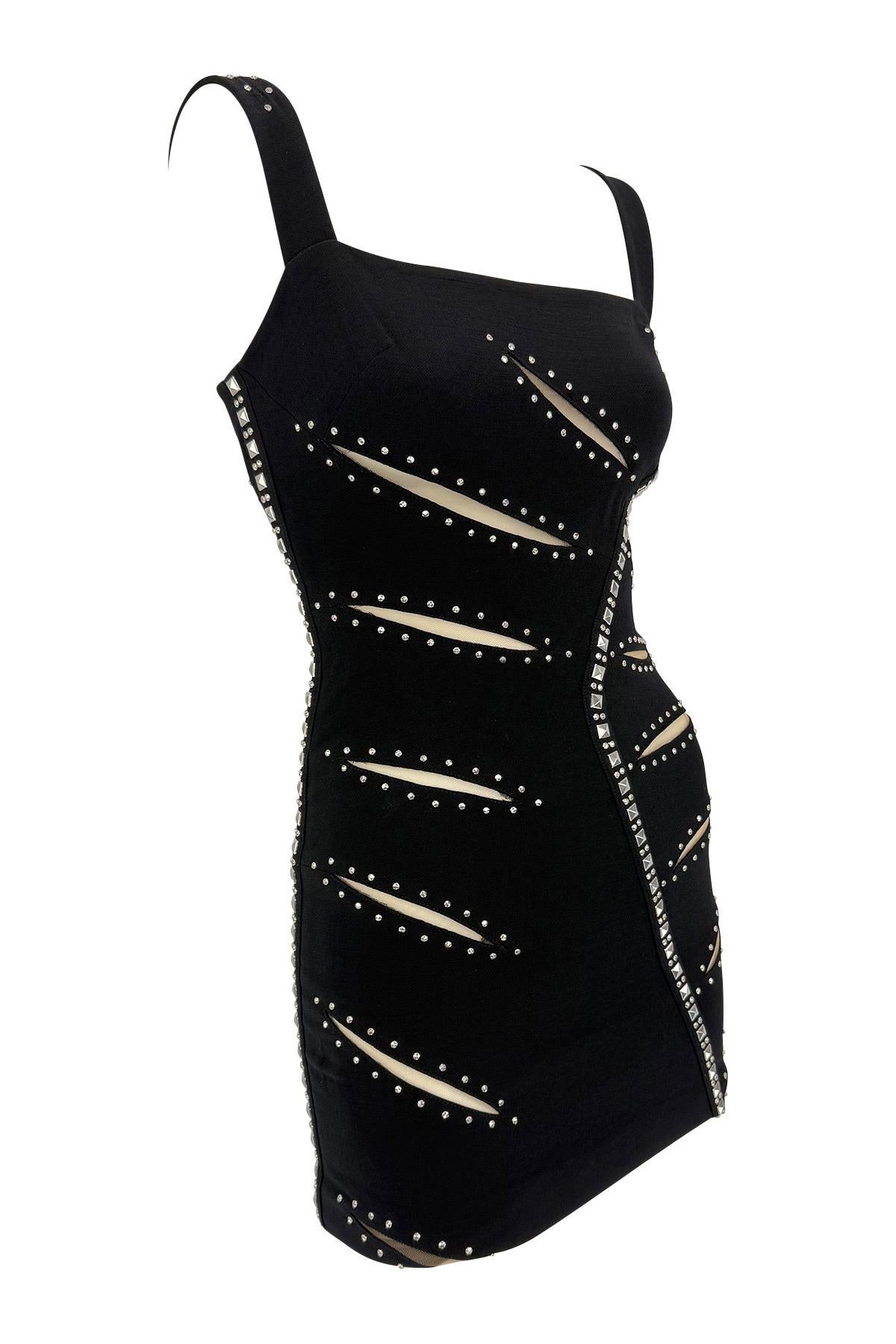 da uomo o donna A/I 2004 Versace by Donatella Versace: Mini Abito Bodycon Nero con Ritaglio Borchiato in vendita
