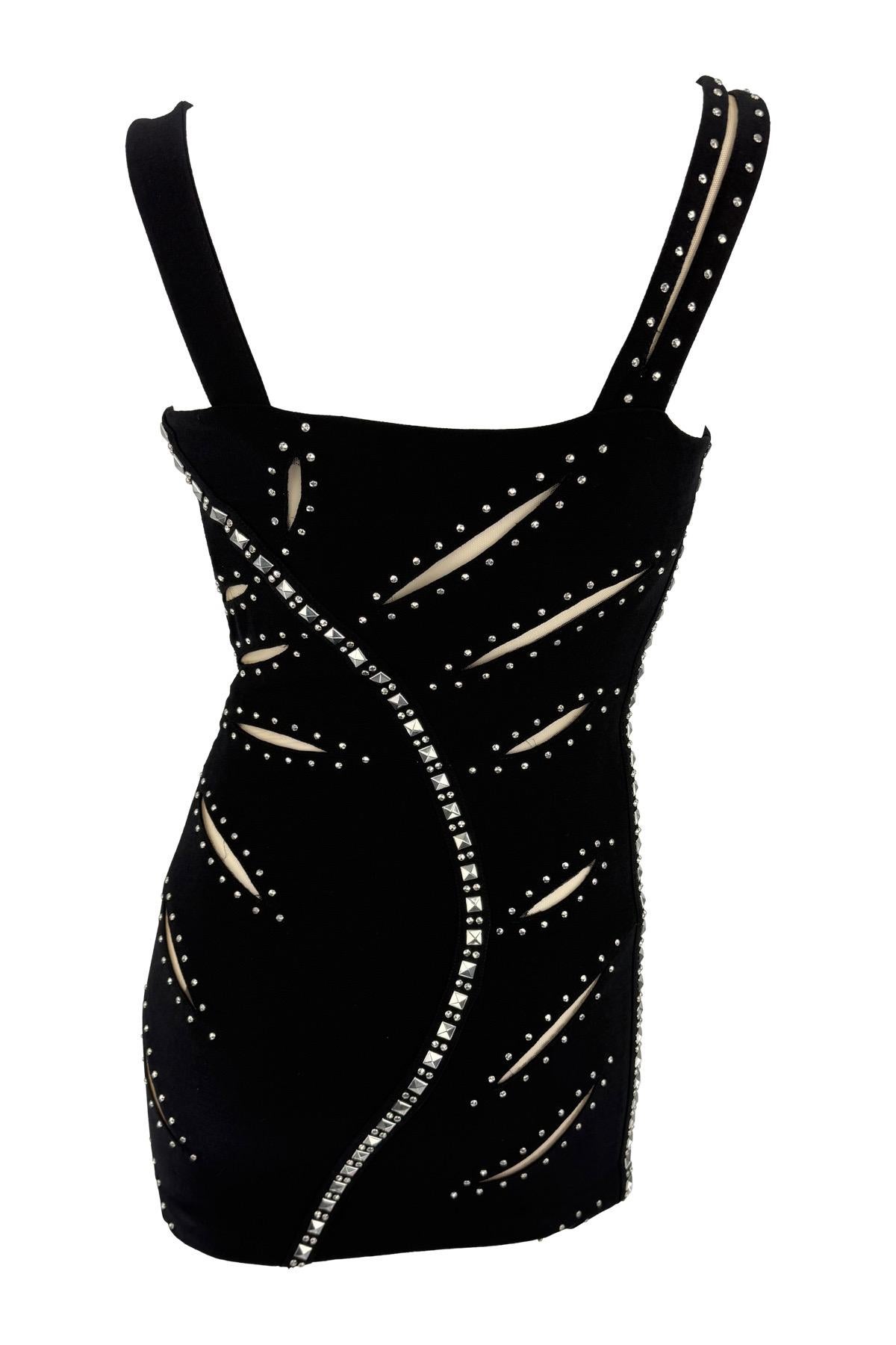 A/I 2004 Versace by Donatella Versace: Mini Abito Bodycon Nero con Ritaglio Borchiato in vendita 2