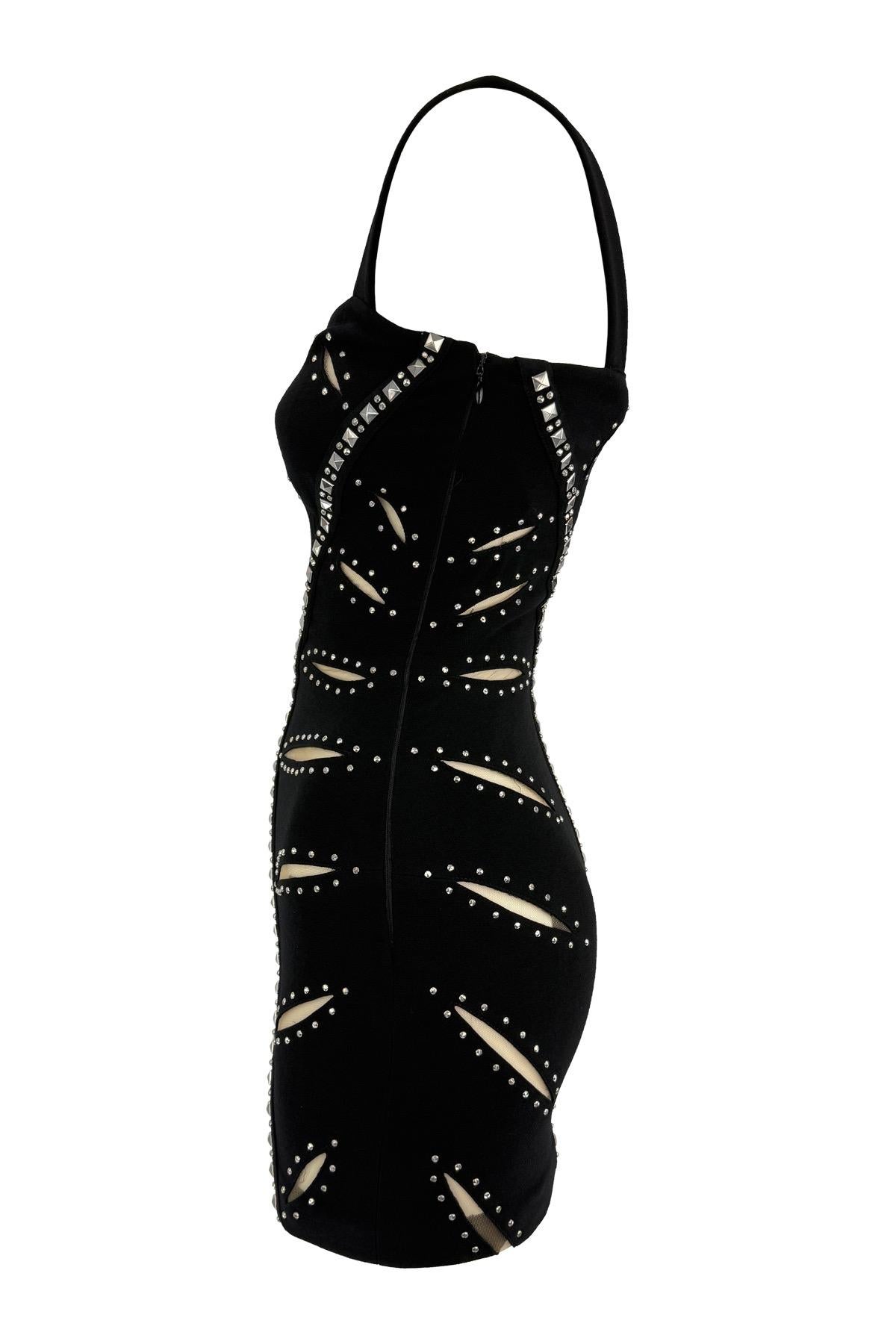 A/I 2004 Versace by Donatella Versace: Mini Abito Bodycon Nero con Ritaglio Borchiato in vendita 3