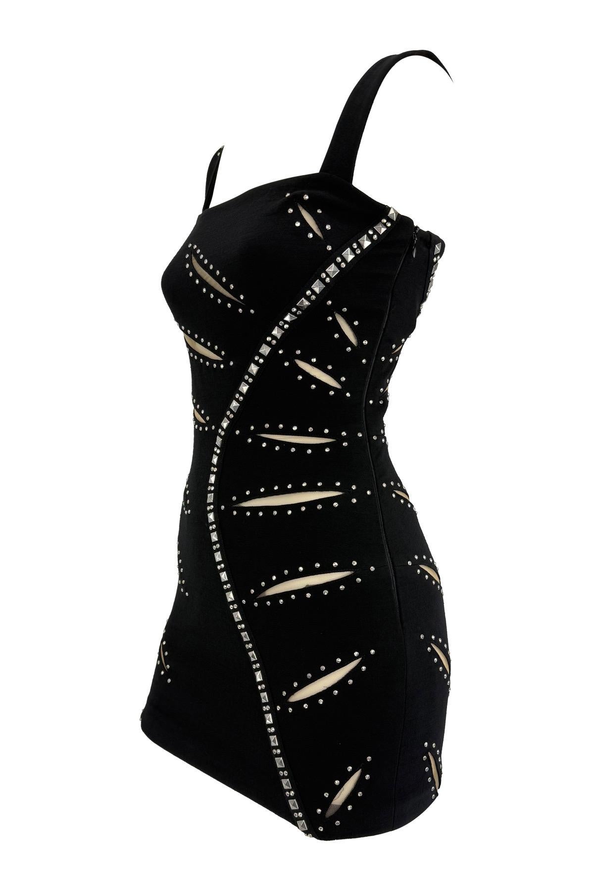 A/I 2004 Versace by Donatella Versace: Mini Abito Bodycon Nero con Ritaglio Borchiato in vendita 4
