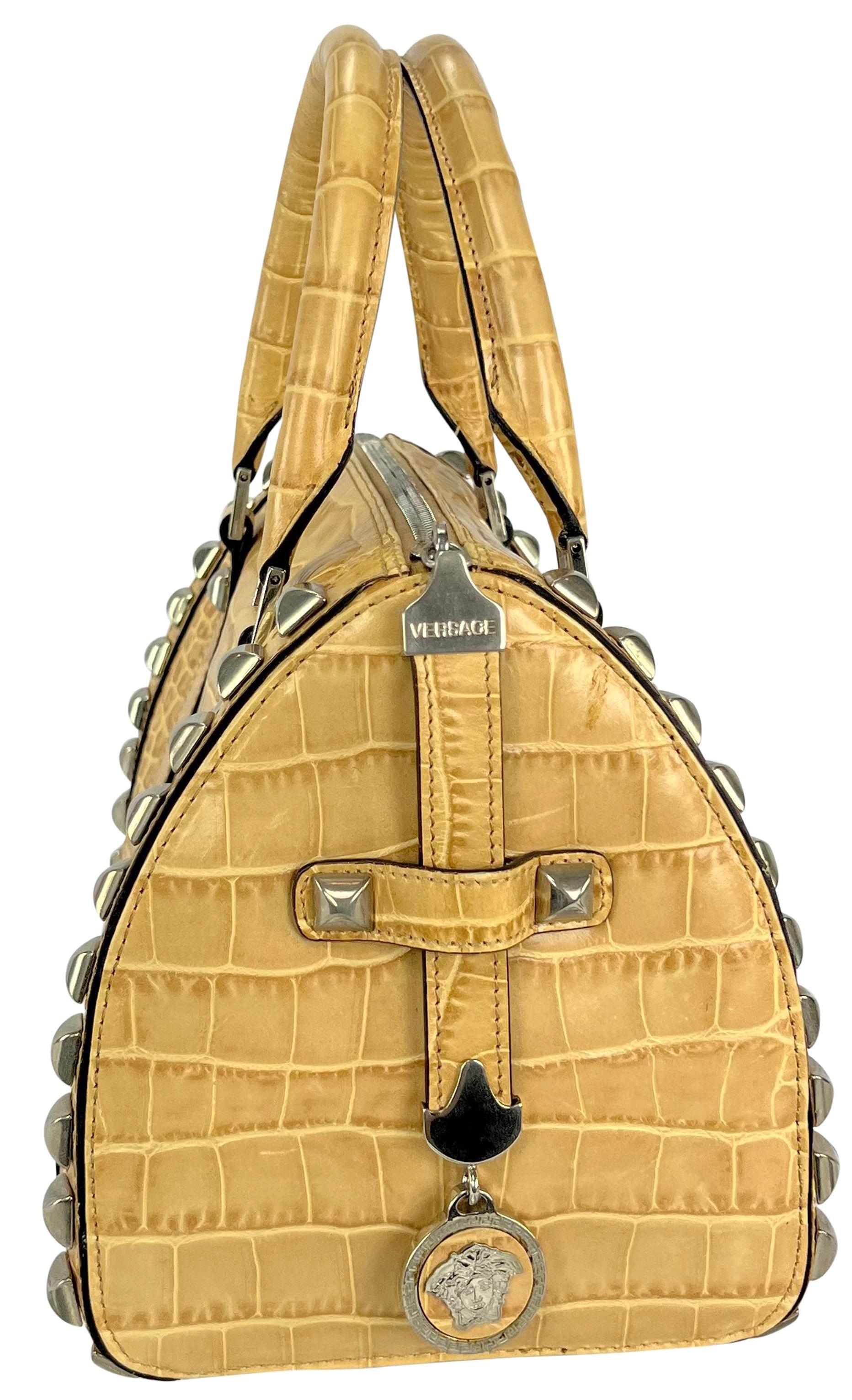 Petit sac fourre-tout Versace by Donatella clouté en cuir embossé brun clair clair, A/H 2004 Excellent état - En vente à West Hollywood, CA