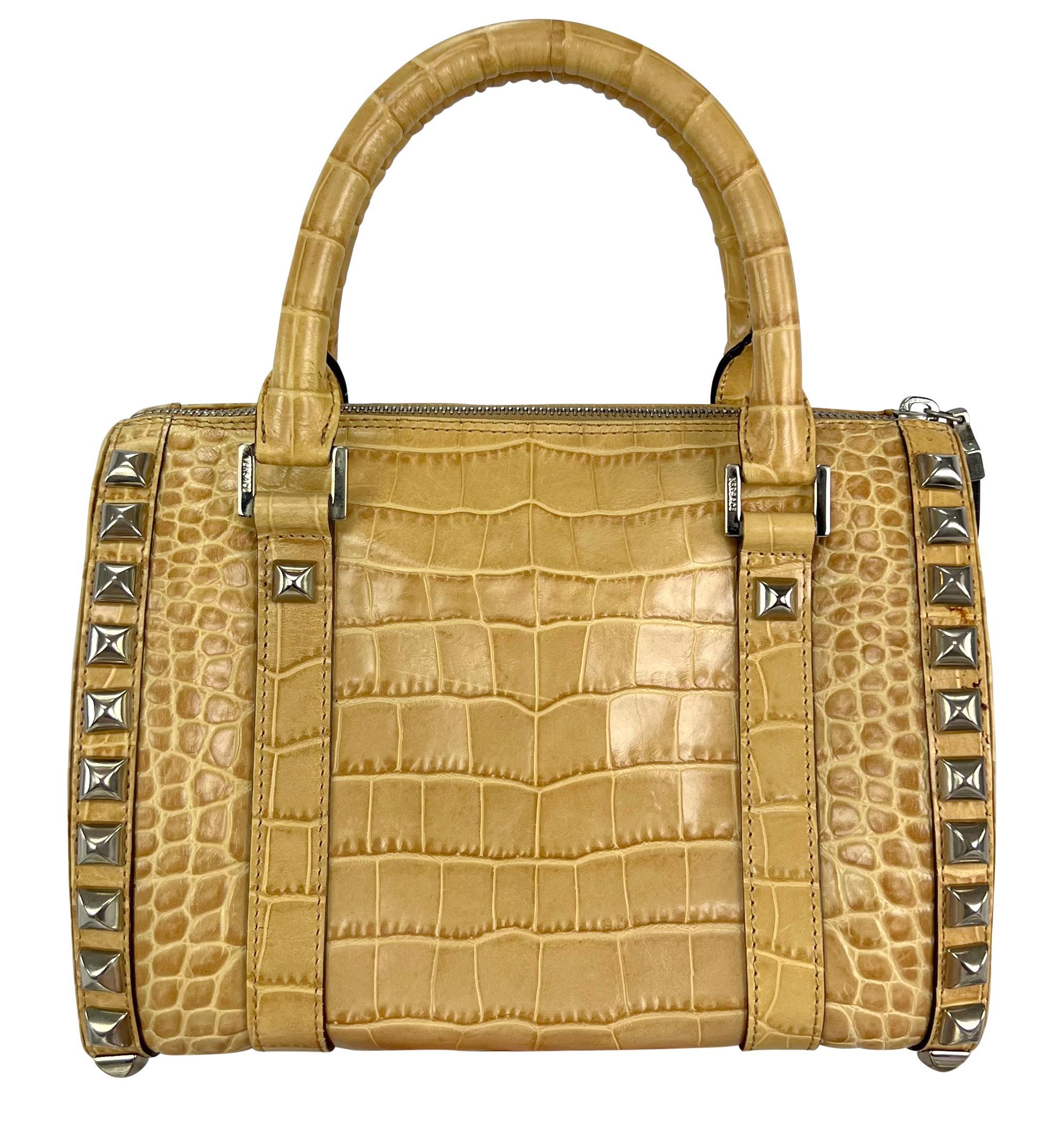 Petit sac fourre-tout Versace by Donatella clouté en cuir embossé brun clair clair, A/H 2004 Pour femmes en vente