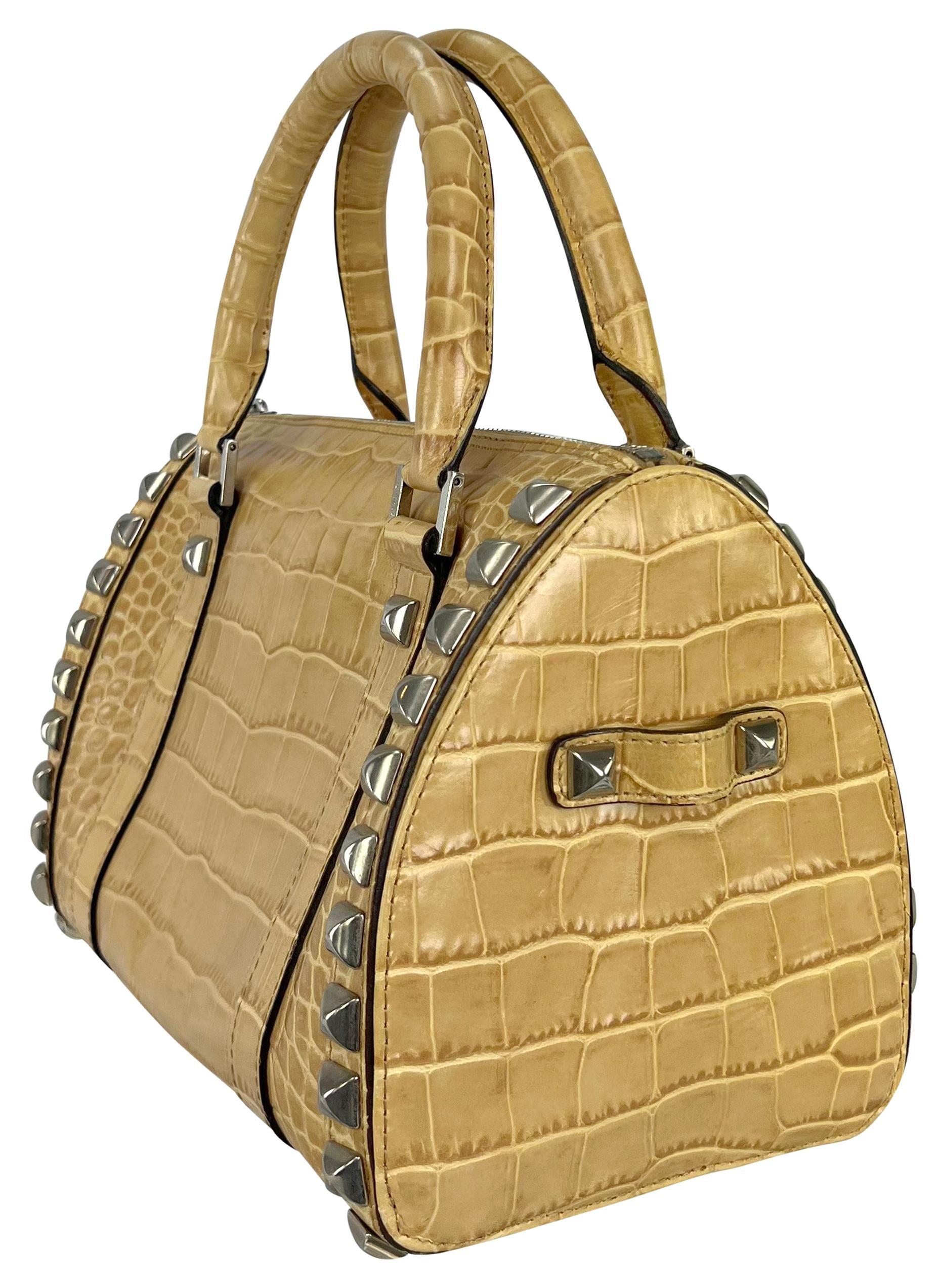 Petit sac fourre-tout Versace by Donatella clouté en cuir embossé brun clair clair, A/H 2004 en vente 1